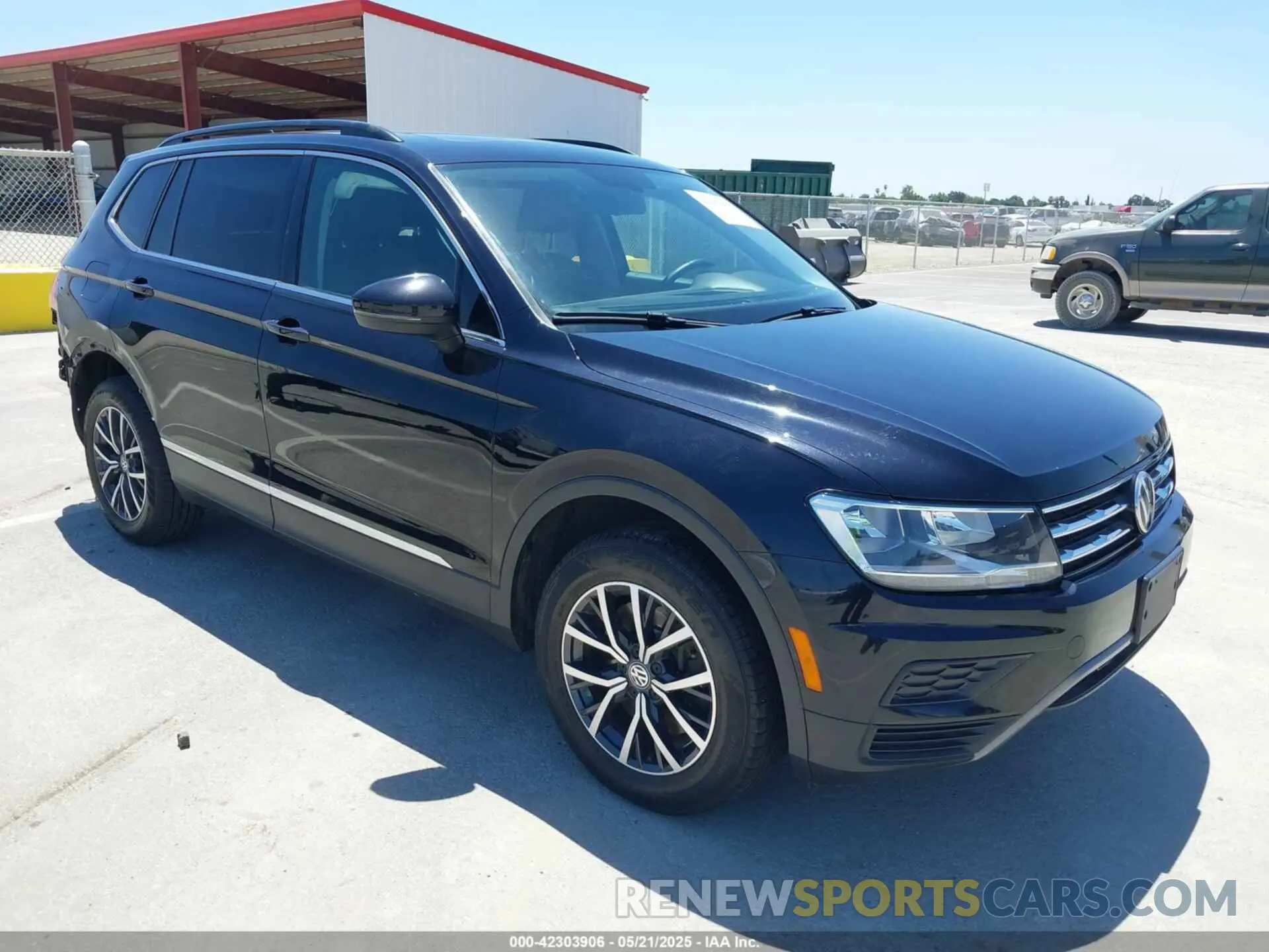 1 Фотография поврежденного автомобиля 3VV3B7AX1LM158247 VOLKSWAGEN TIGUAN 2020