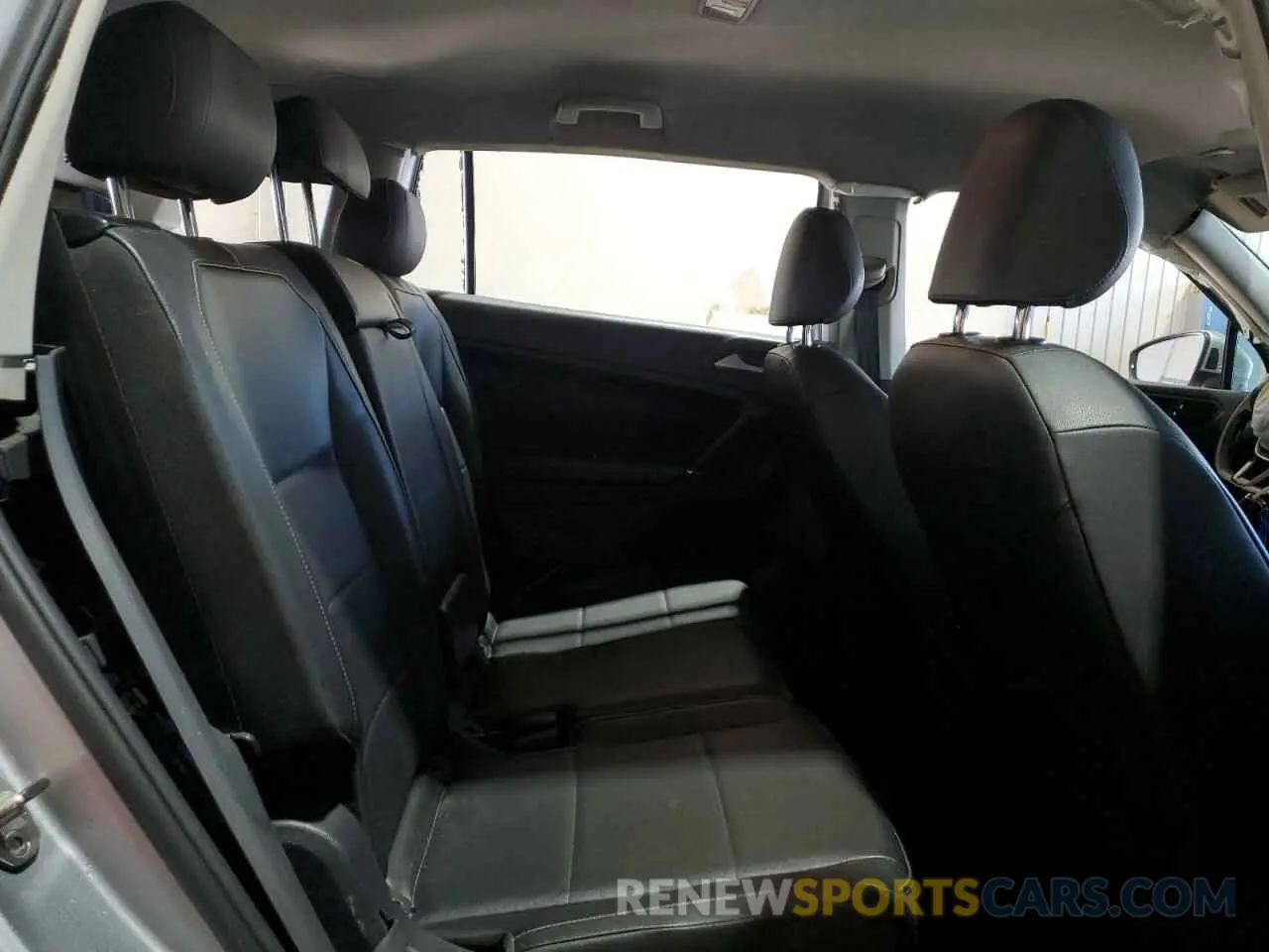 11 Photograph of a damaged car 3VV3B7AX2LM075653 VOLKSWAGEN TIGUAN 2020