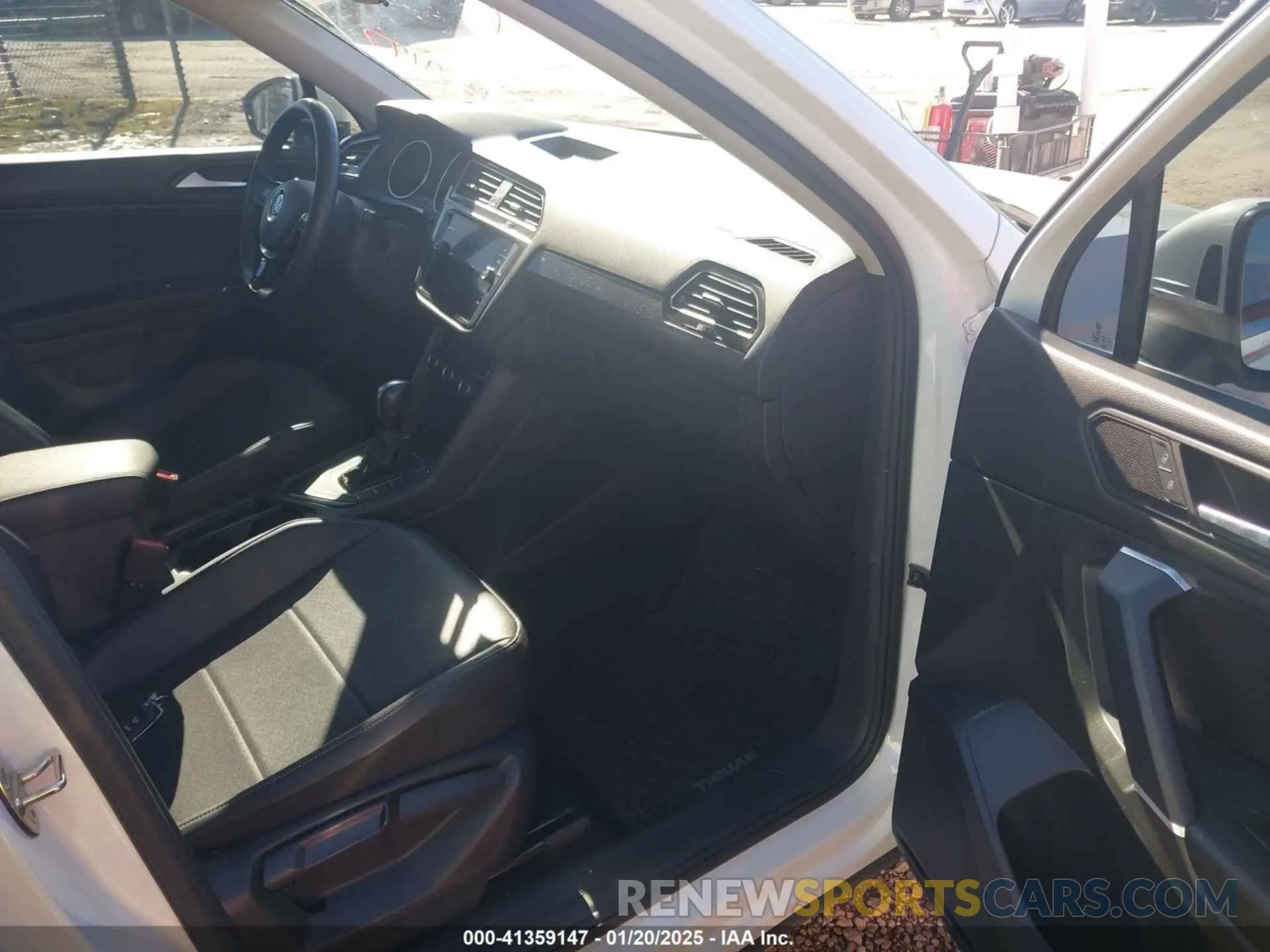 5 Photograph of a damaged car 3VV3B7AX2LM088323 VOLKSWAGEN TIGUAN 2020