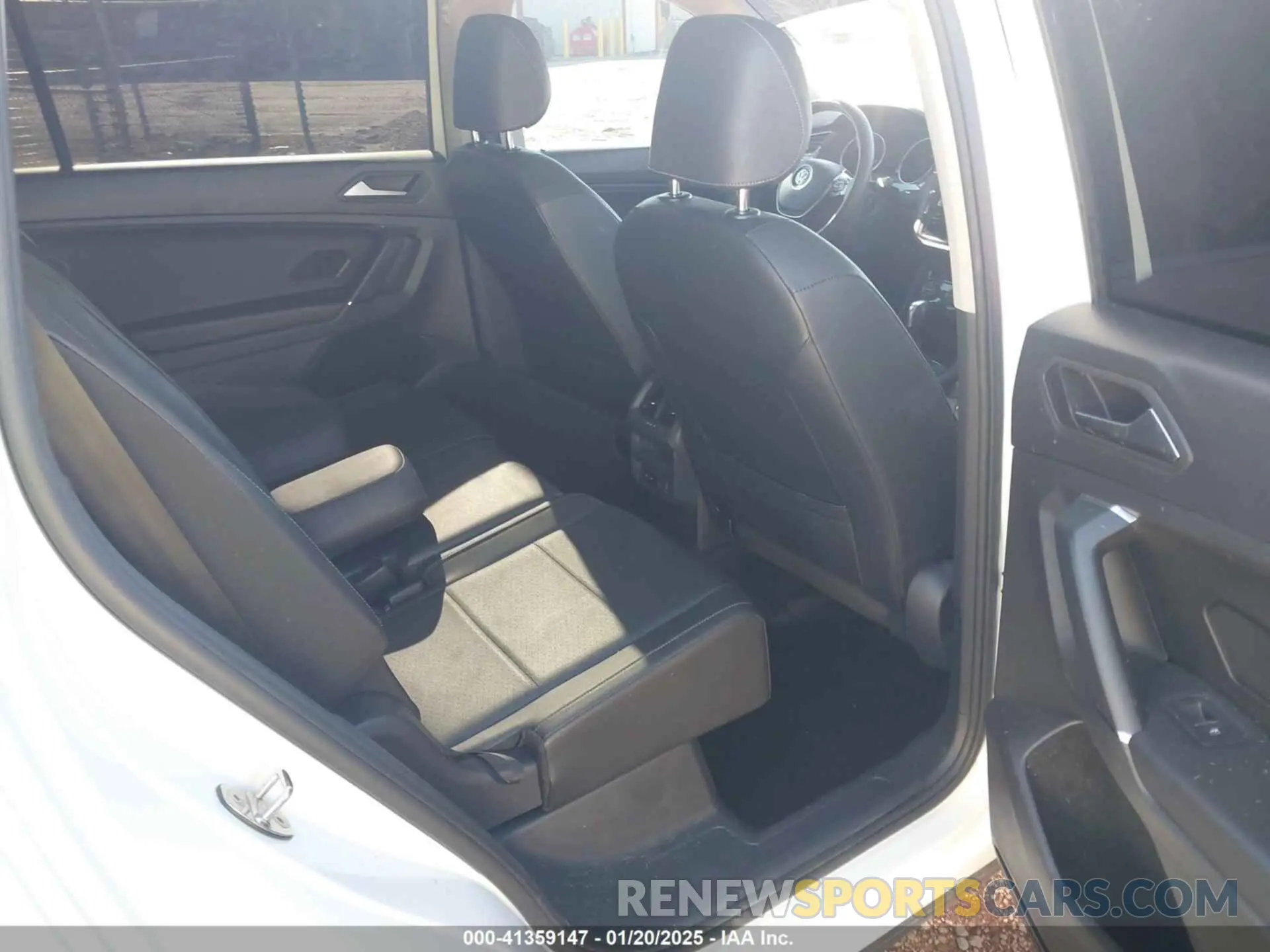 8 Photograph of a damaged car 3VV3B7AX2LM088323 VOLKSWAGEN TIGUAN 2020