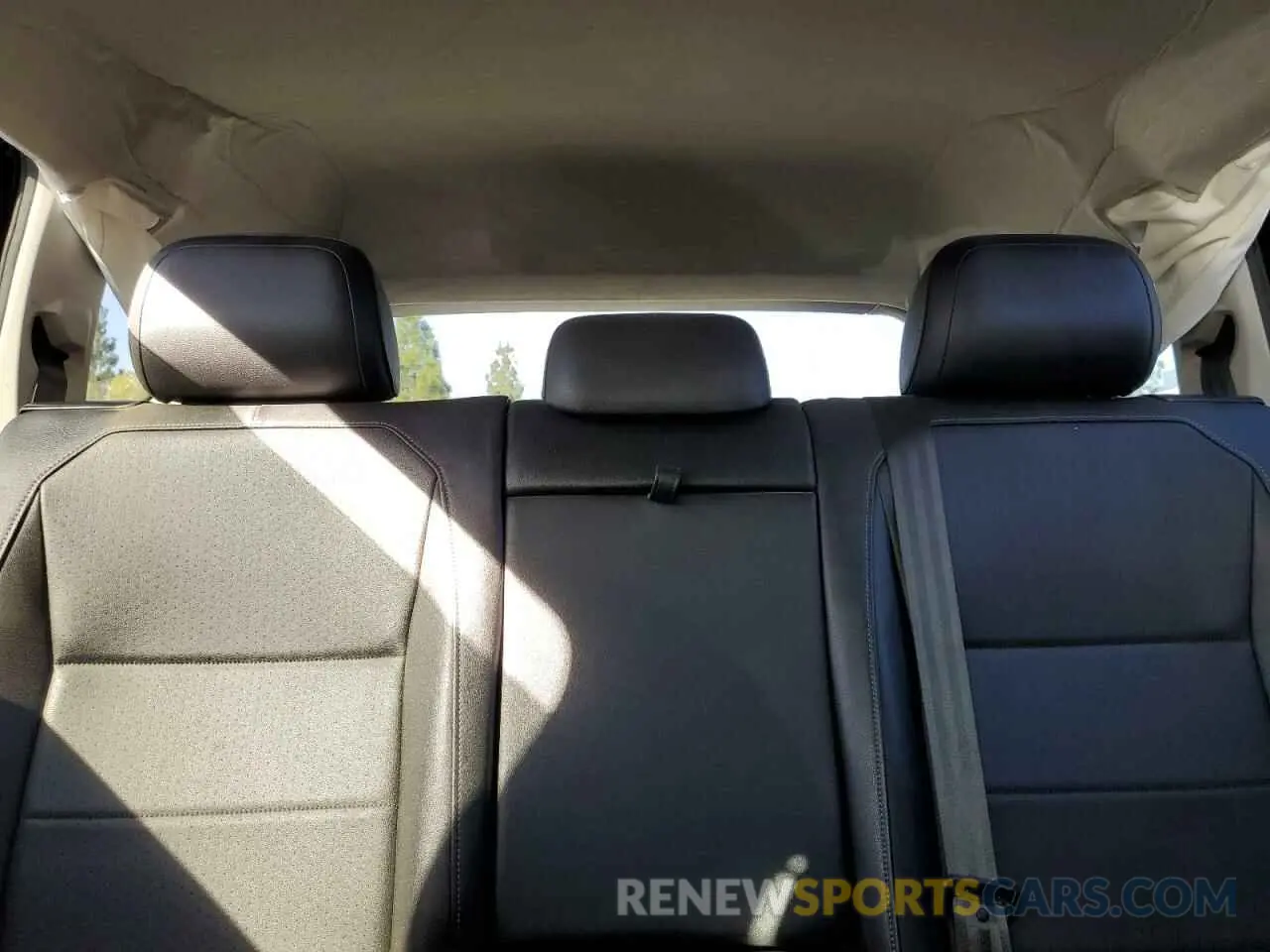 10 Photograph of a damaged car 3VV3B7AX2LM105721 VOLKSWAGEN TIGUAN 2020