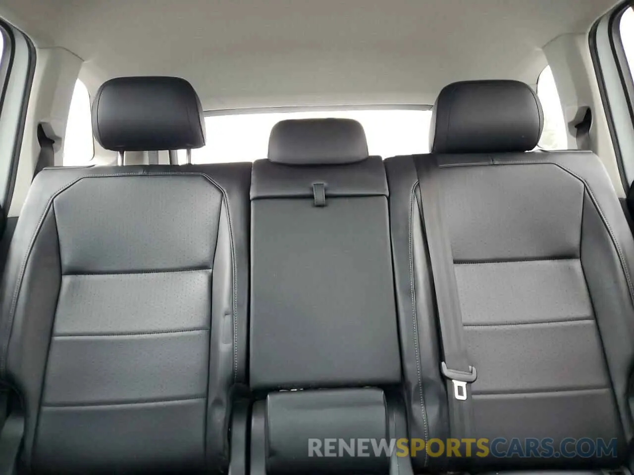 10 Photograph of a damaged car 3VV3B7AX3LM019348 VOLKSWAGEN TIGUAN 2020