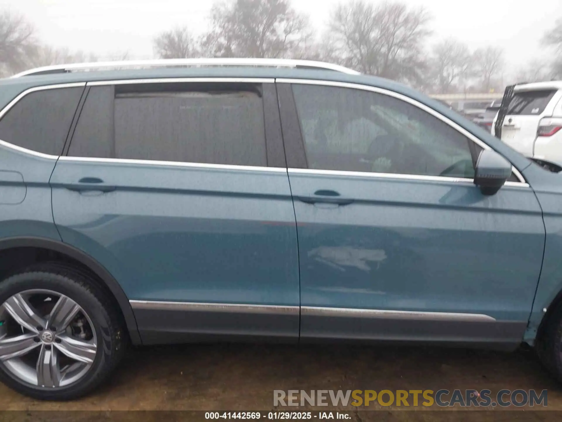 13 Photograph of a damaged car 3VV3B7AX3LM115514 VOLKSWAGEN TIGUAN 2020