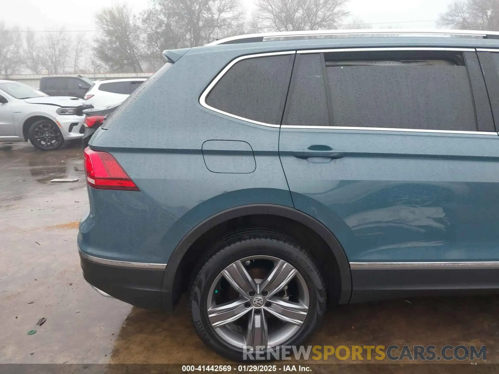 21 Photograph of a damaged car 3VV3B7AX3LM115514 VOLKSWAGEN TIGUAN 2020