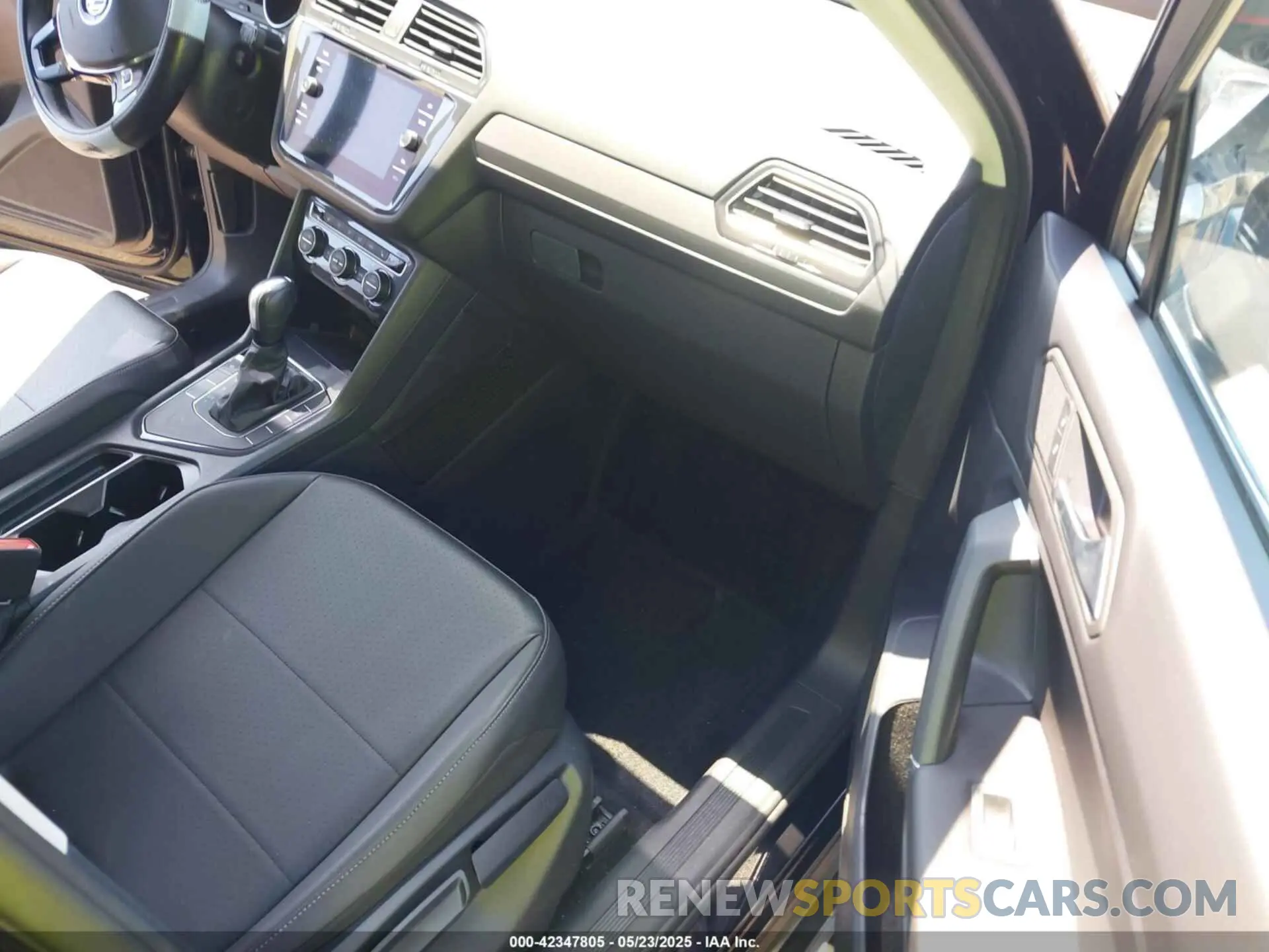 5 Photograph of a damaged car 3VV3B7AX4LM120172 VOLKSWAGEN TIGUAN 2020