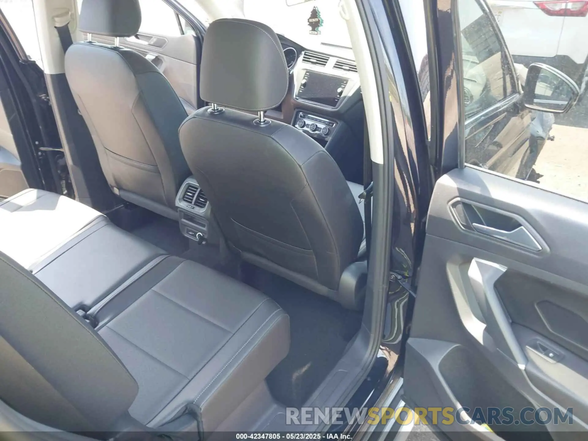 8 Photograph of a damaged car 3VV3B7AX4LM120172 VOLKSWAGEN TIGUAN 2020