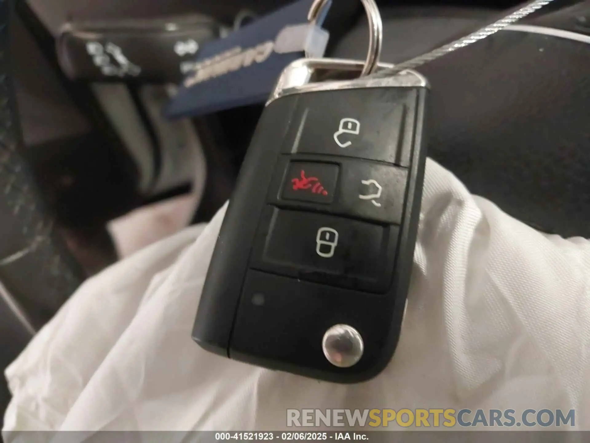 11 Photograph of a damaged car 3VV3B7AX4LM141023 VOLKSWAGEN TIGUAN 2020