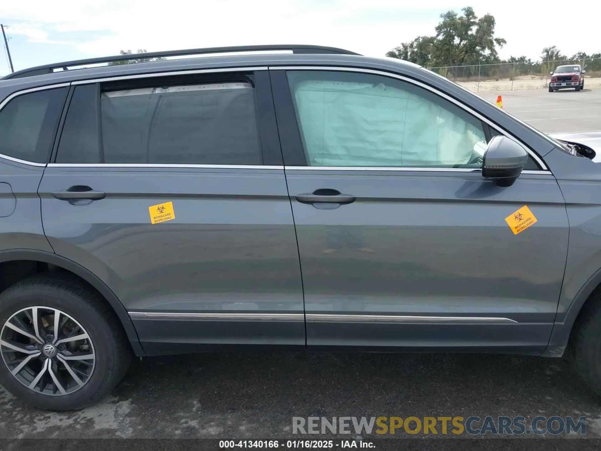 12 Photograph of a damaged car 3VV3B7AX7LM053017 VOLKSWAGEN TIGUAN 2020