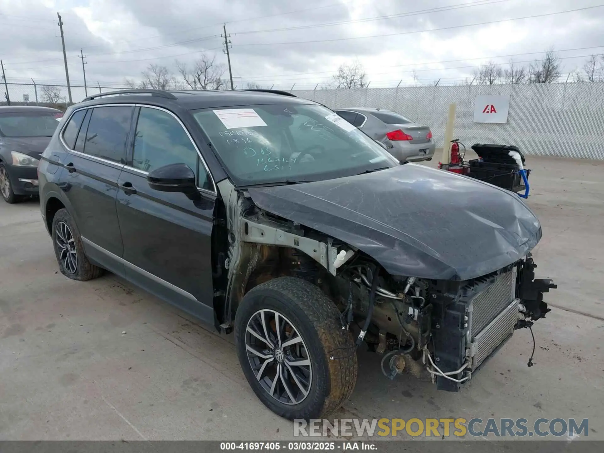 1 Photograph of a damaged car 3VV3B7AX7LM067046 VOLKSWAGEN TIGUAN 2020