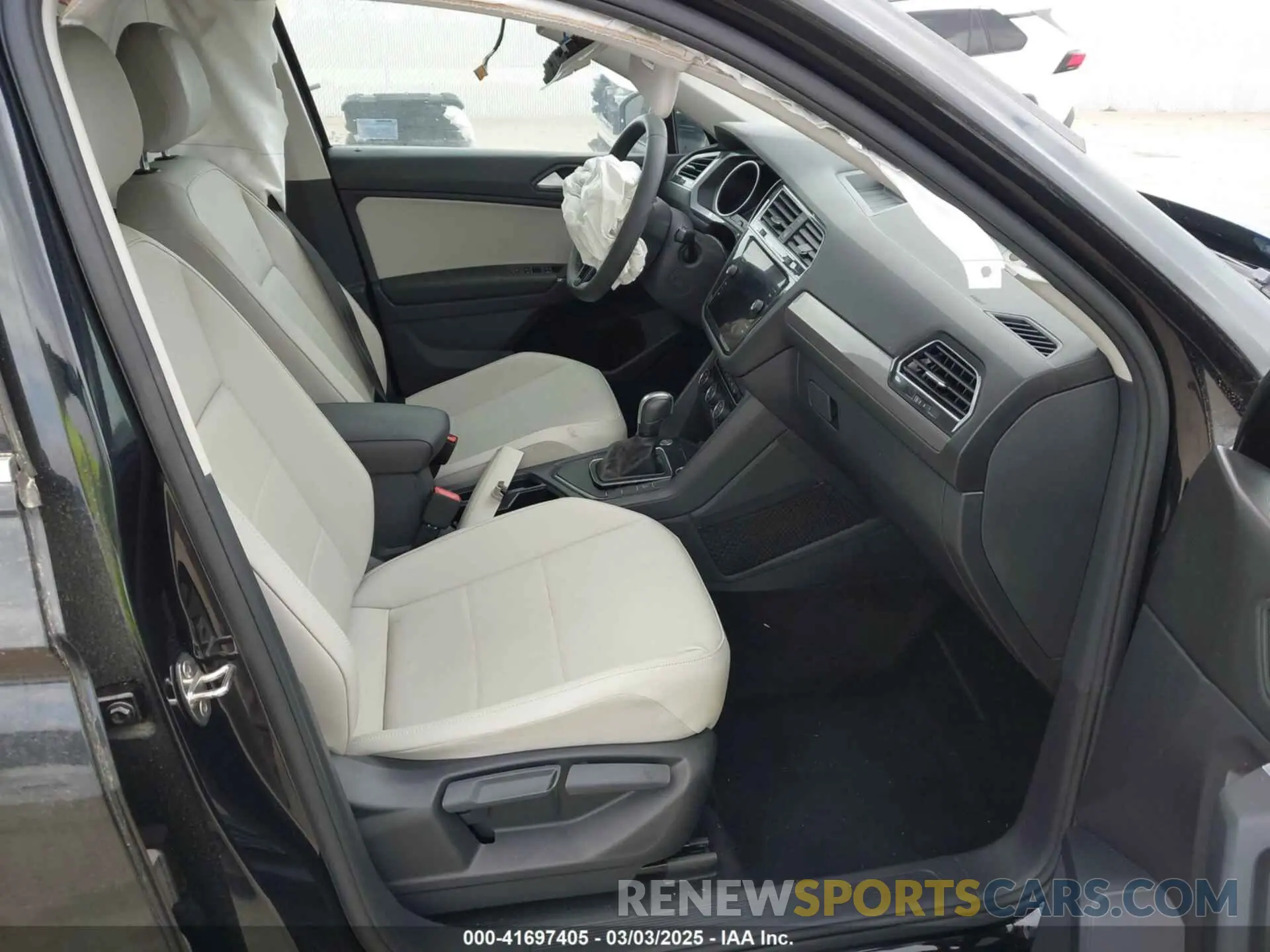 5 Photograph of a damaged car 3VV3B7AX7LM067046 VOLKSWAGEN TIGUAN 2020