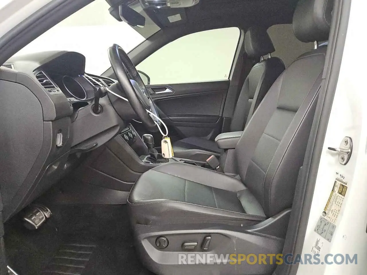 7 Photograph of a damaged car 3VV3B7AX9LM147982 VOLKSWAGEN TIGUAN 2020
