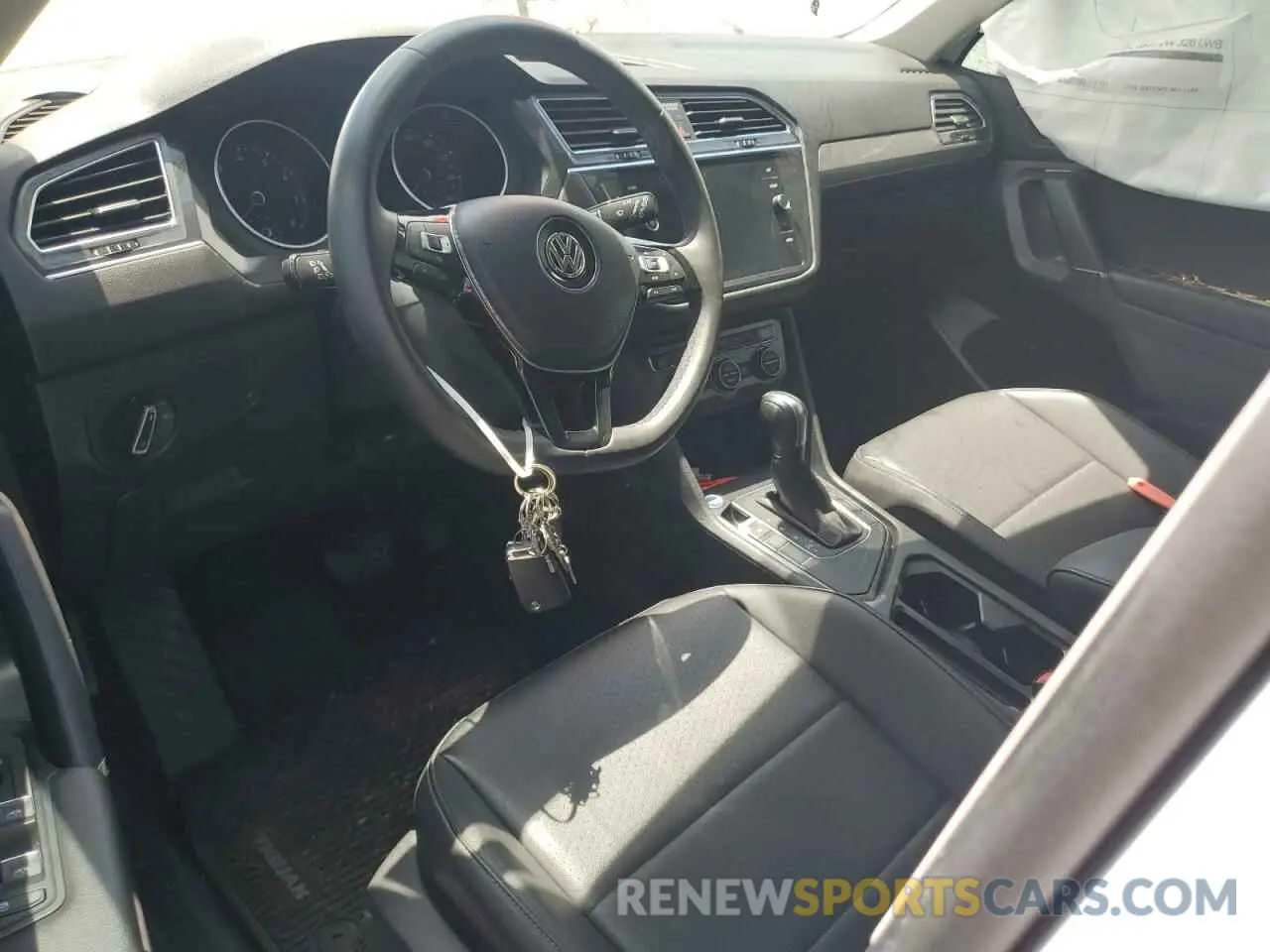 8 Photograph of a damaged car 3VV3B7AXXLM044957 VOLKSWAGEN TIGUAN 2020