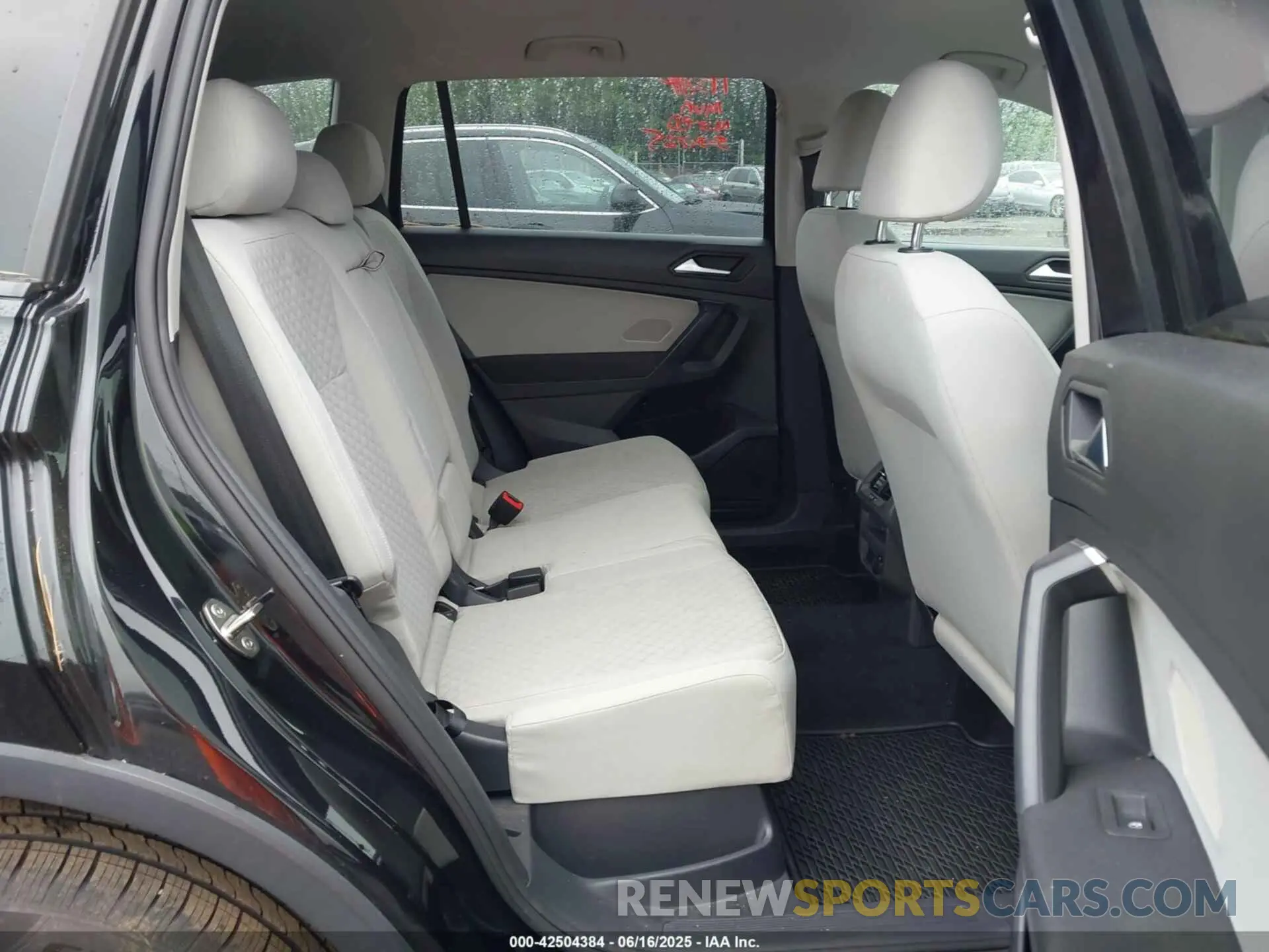 8 Photograph of a damaged car 3VV0B7AX3MM031908 VOLKSWAGEN TIGUAN 2021