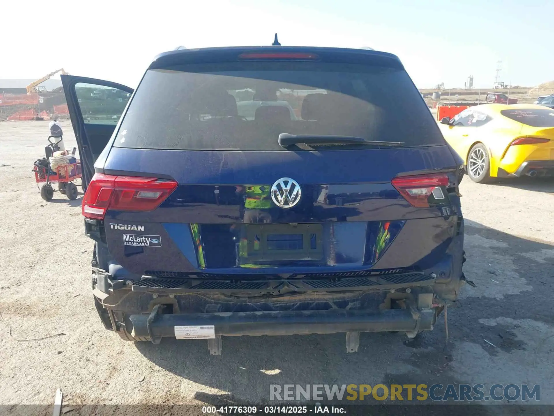 17 Photograph of a damaged car 3VV1B7AXXMM012292 VOLKSWAGEN TIGUAN 2021