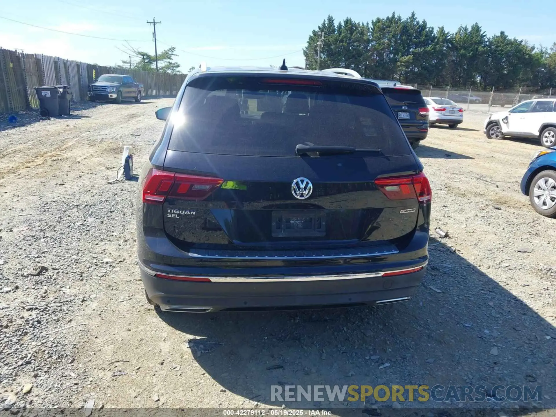 17 Photograph of a damaged car 3VV2B7AX0MM027517 VOLKSWAGEN TIGUAN 2021