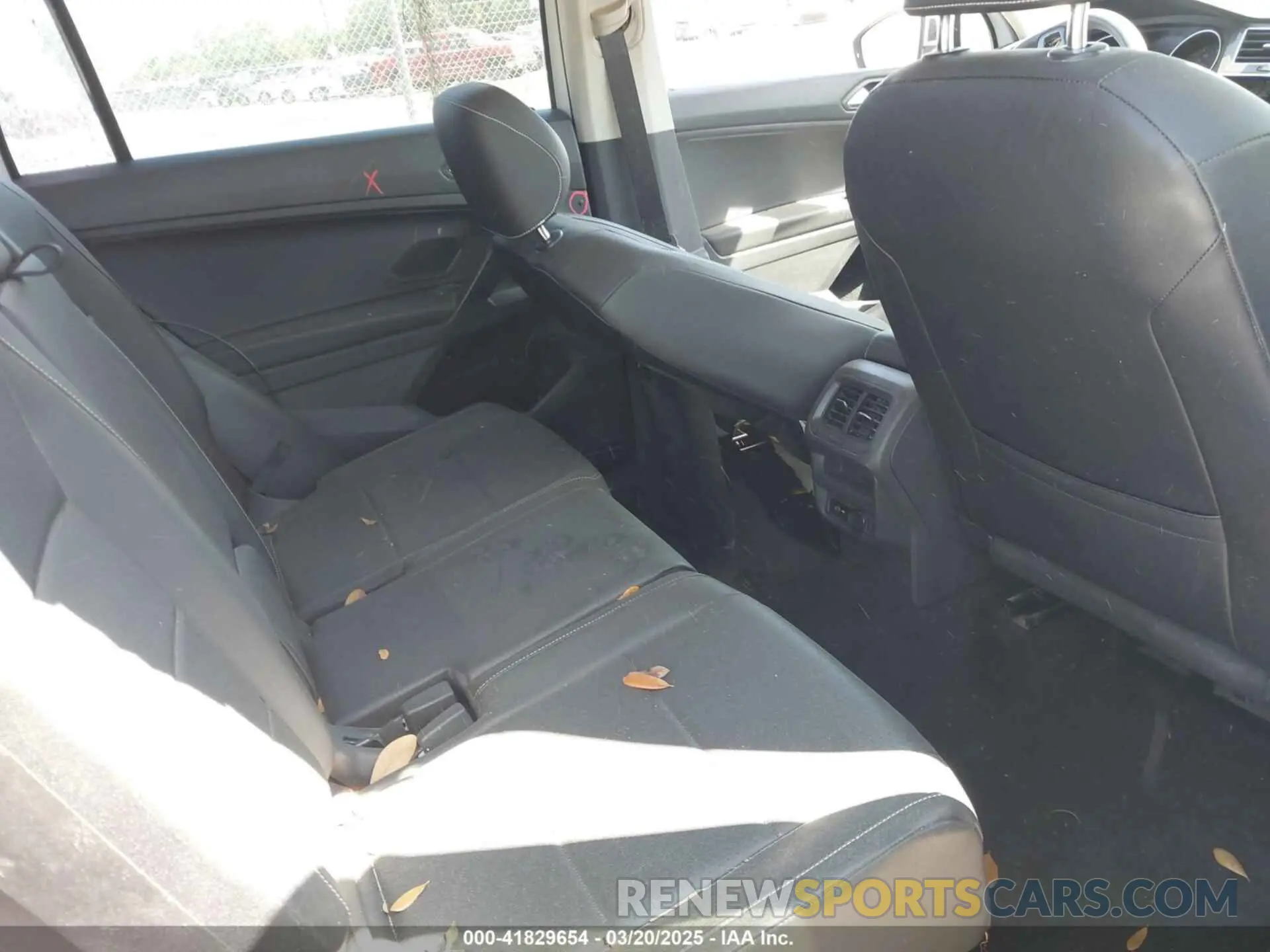 8 Photograph of a damaged car 3VV2B7AX4MM031490 VOLKSWAGEN TIGUAN 2021