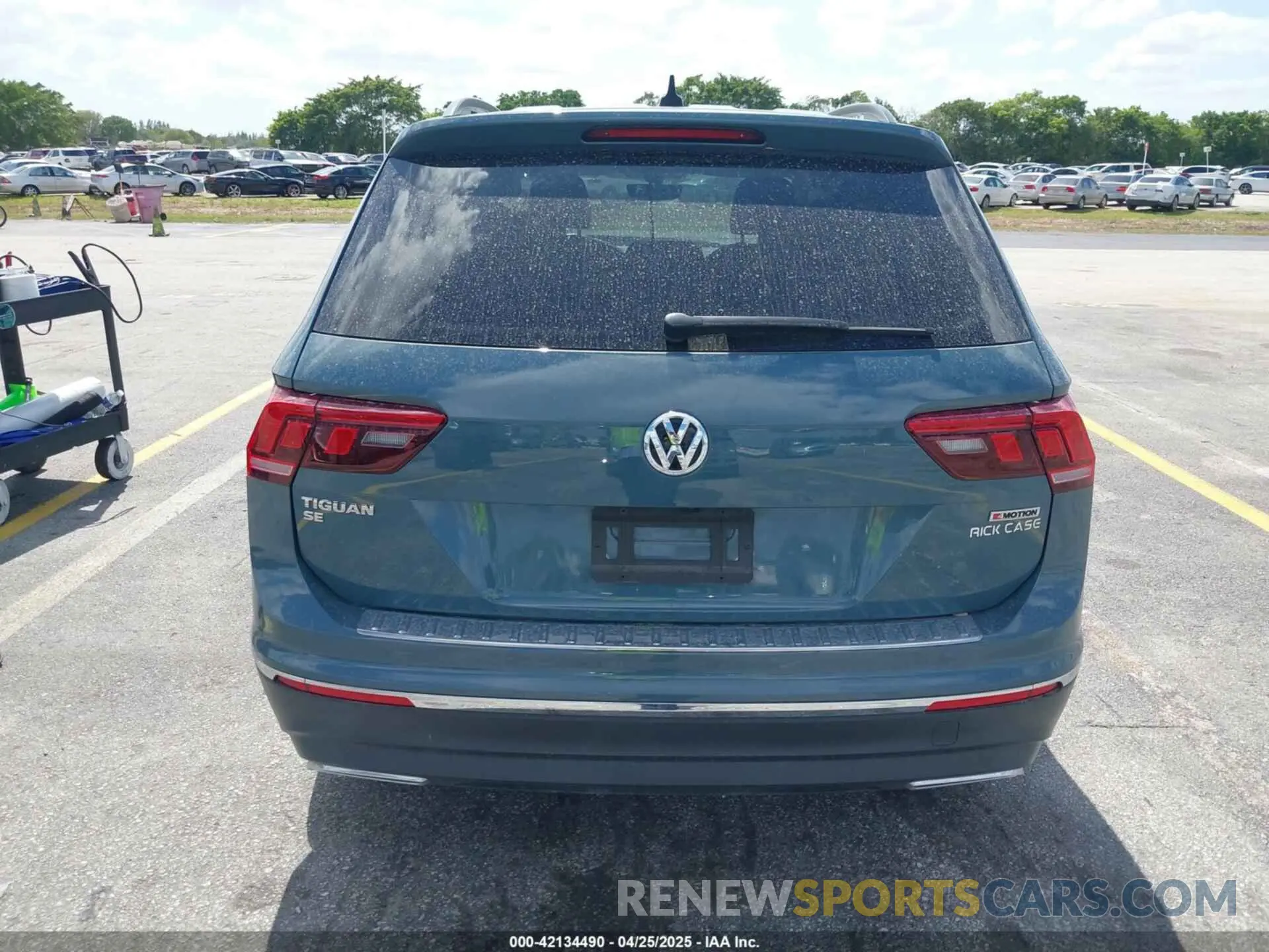 17 Photograph of a damaged car 3VV2B7AX6MM113673 VOLKSWAGEN TIGUAN 2021