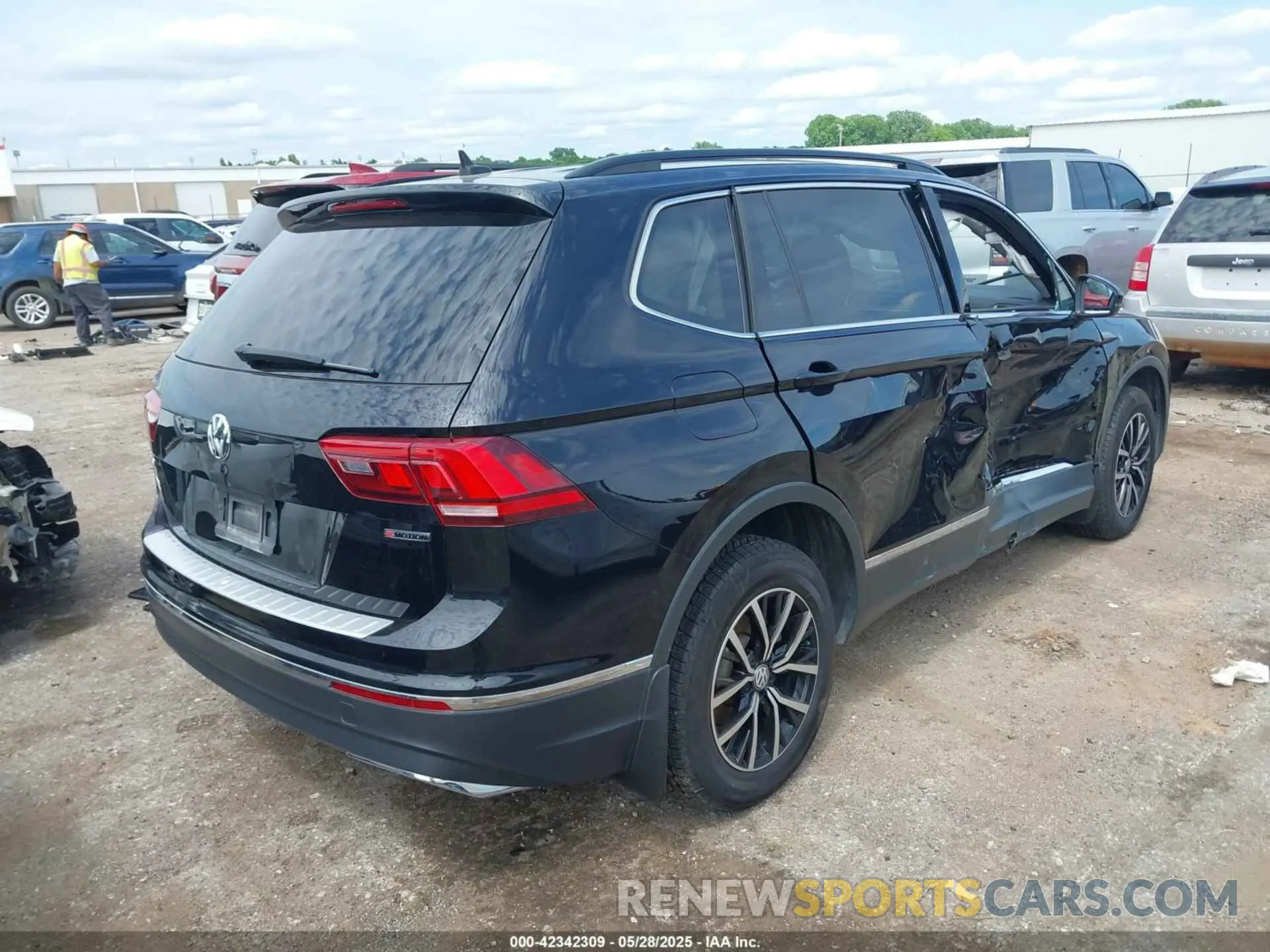 4 Photograph of a damaged car 3VV2B7AXXMM002043 VOLKSWAGEN TIGUAN 2021