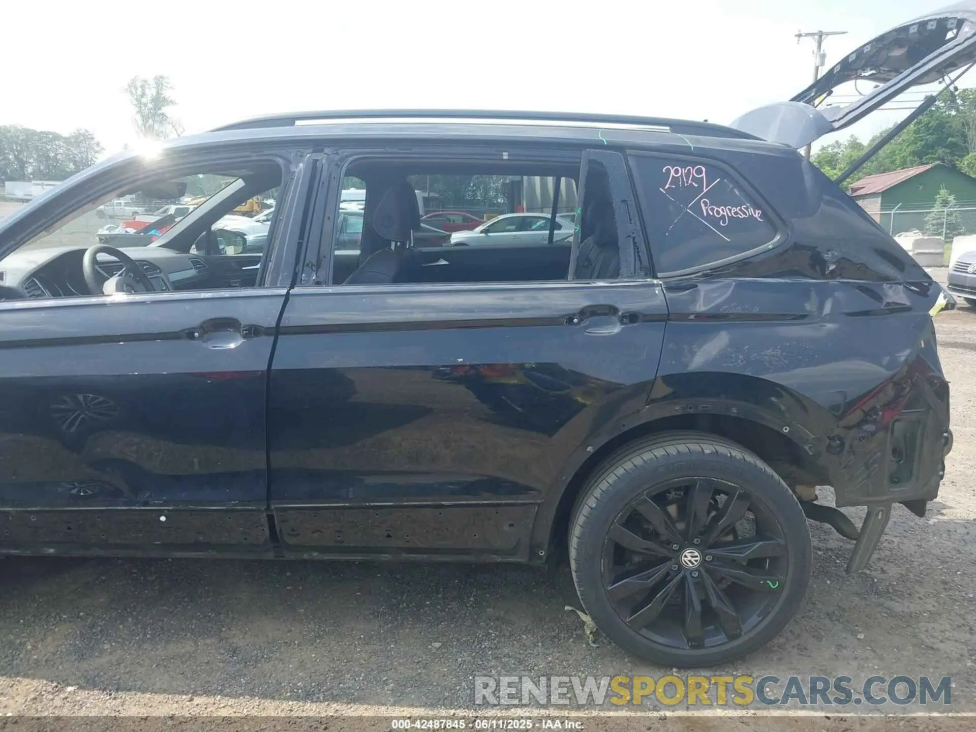 19 Photograph of a damaged car 3VV2B7AXXMM098305 VOLKSWAGEN TIGUAN 2021