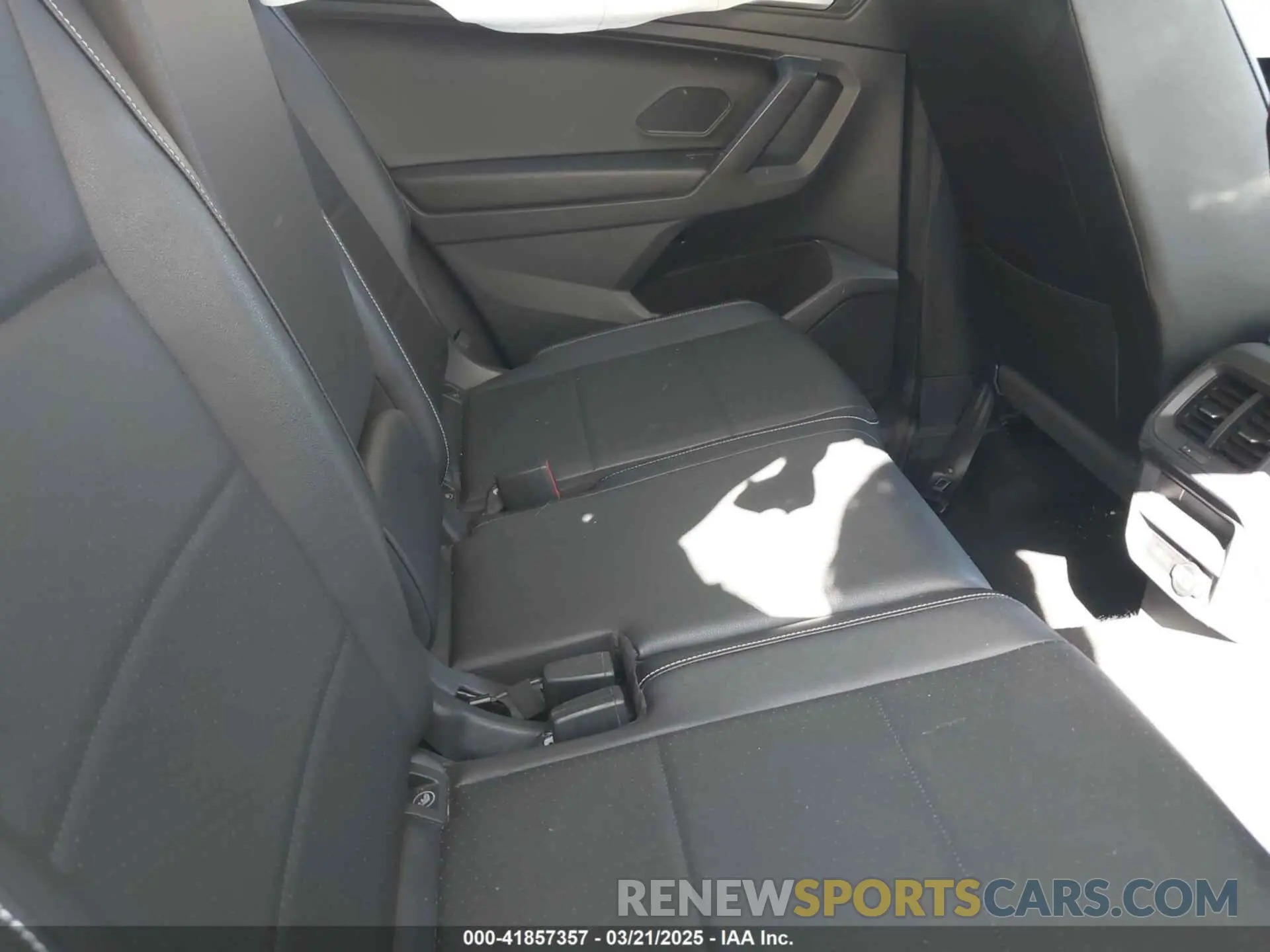 8 Photograph of a damaged car 3VV3B7AX2MM012280 VOLKSWAGEN TIGUAN 2021