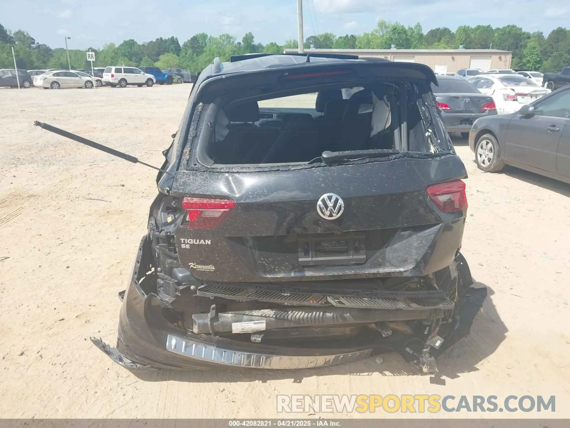 17 Photograph of a damaged car 3VV3B7AX5MM027369 VOLKSWAGEN TIGUAN 2021