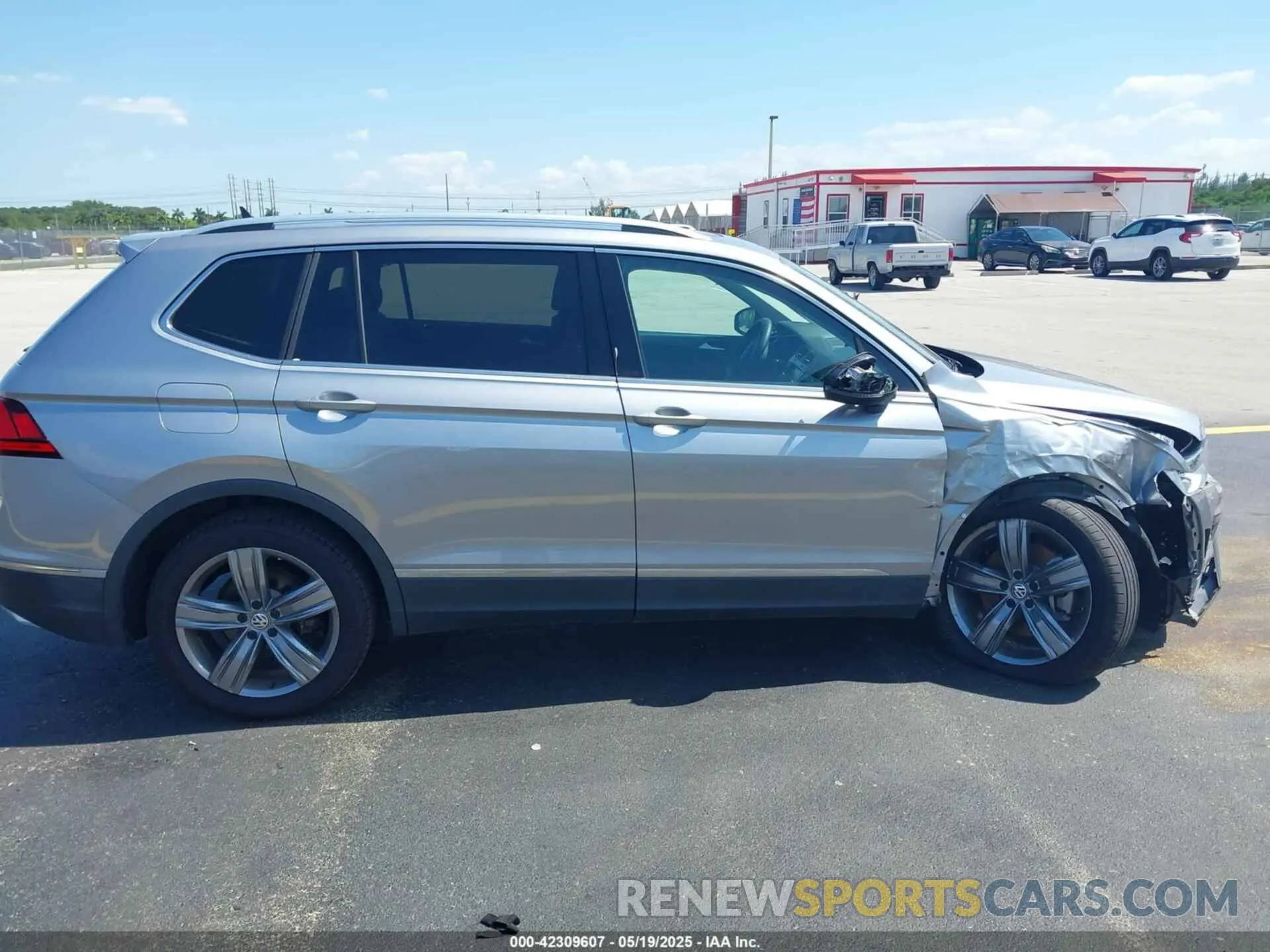 13 Photograph of a damaged car 3VV3B7AX6MM035657 VOLKSWAGEN TIGUAN 2021