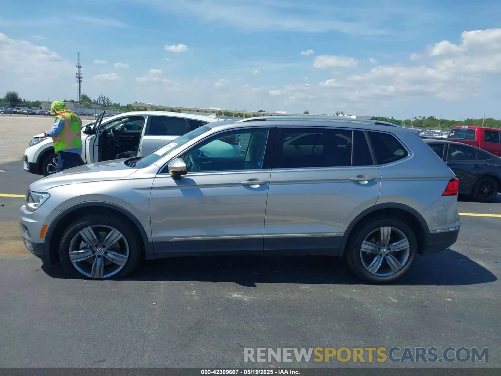 14 Photograph of a damaged car 3VV3B7AX6MM035657 VOLKSWAGEN TIGUAN 2021