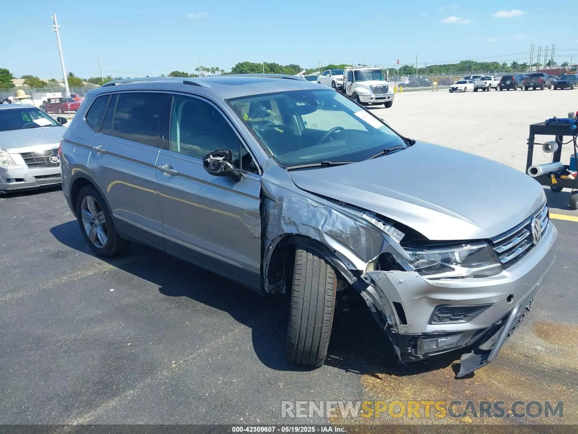 17 Photograph of a damaged car 3VV3B7AX6MM035657 VOLKSWAGEN TIGUAN 2021