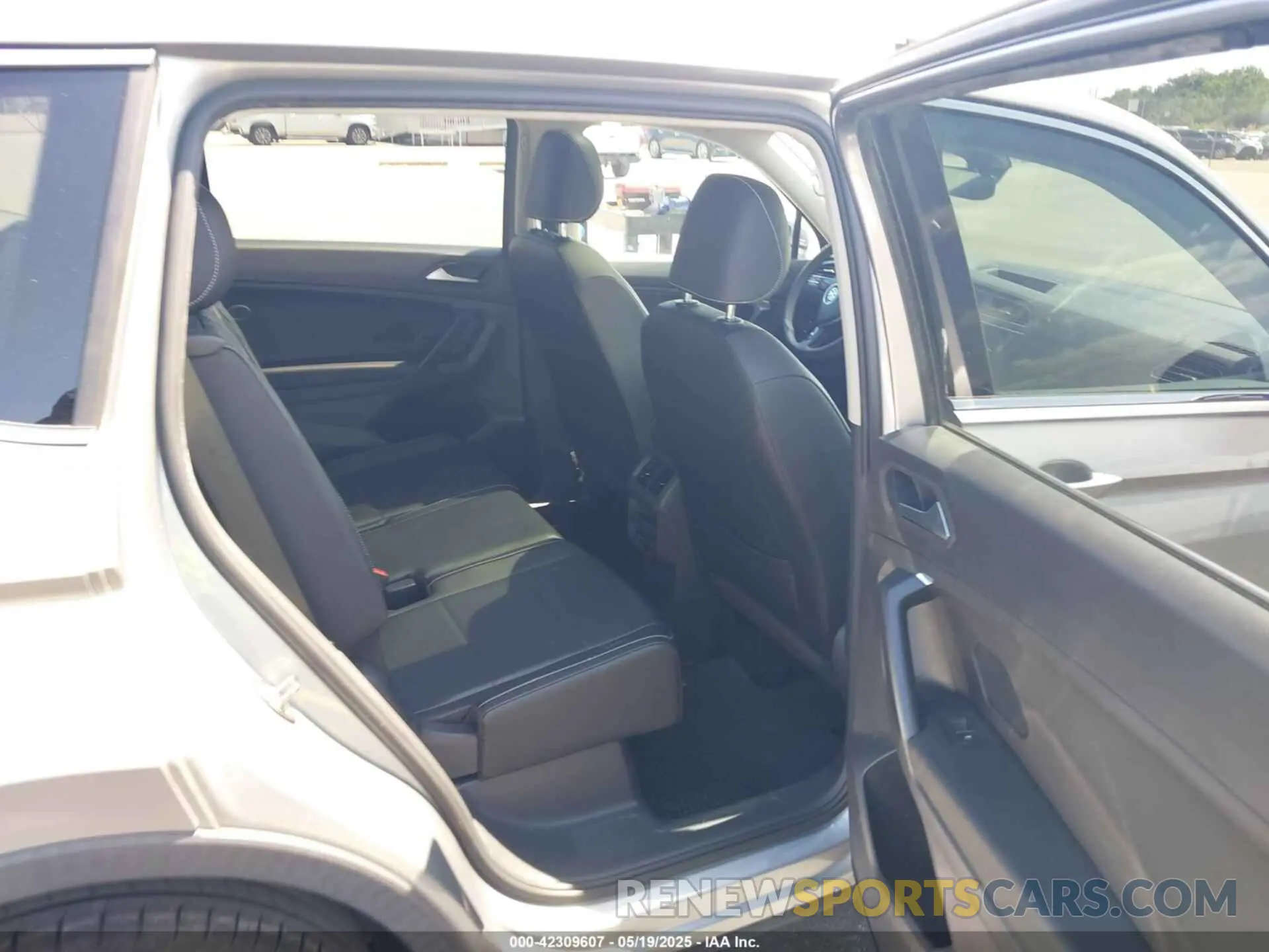 8 Photograph of a damaged car 3VV3B7AX6MM035657 VOLKSWAGEN TIGUAN 2021