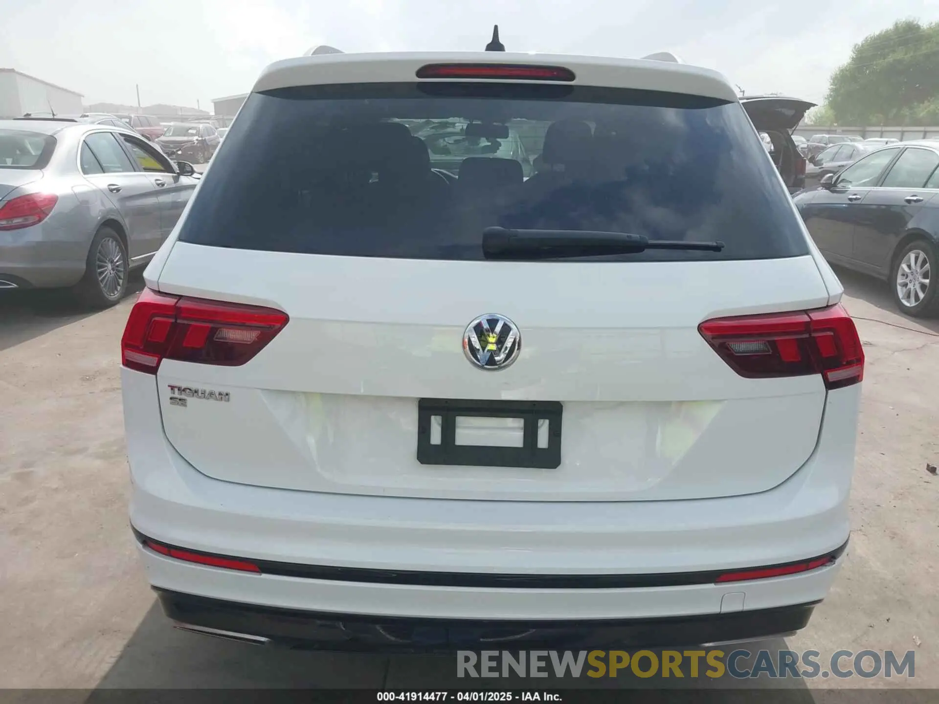 17 Photograph of a damaged car 3VV3B7AX9MM003432 VOLKSWAGEN TIGUAN 2021