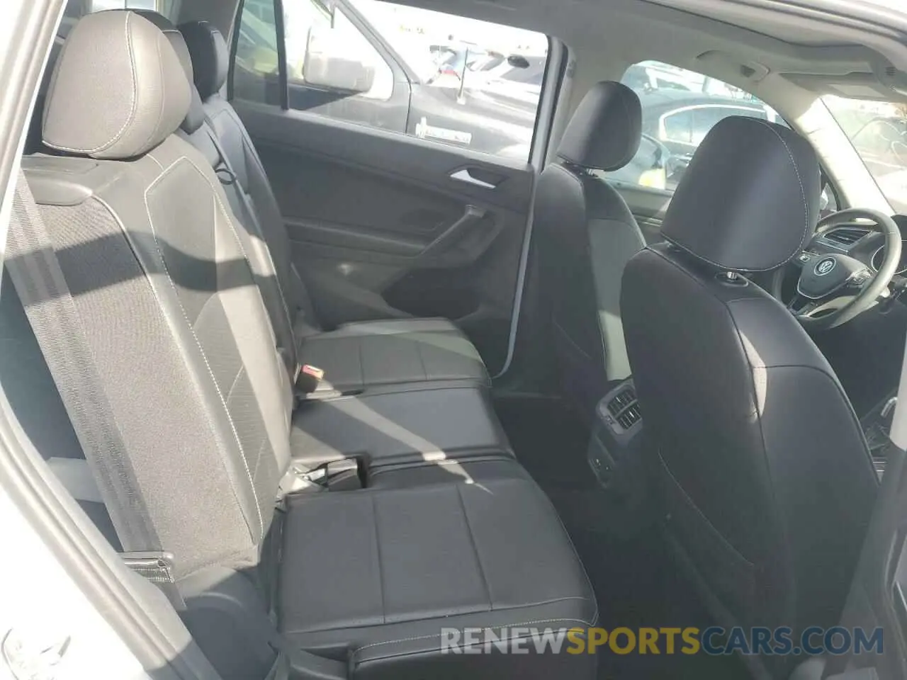 11 Photograph of a damaged car 3VV3B7AXXMM111588 VOLKSWAGEN TIGUAN 2021