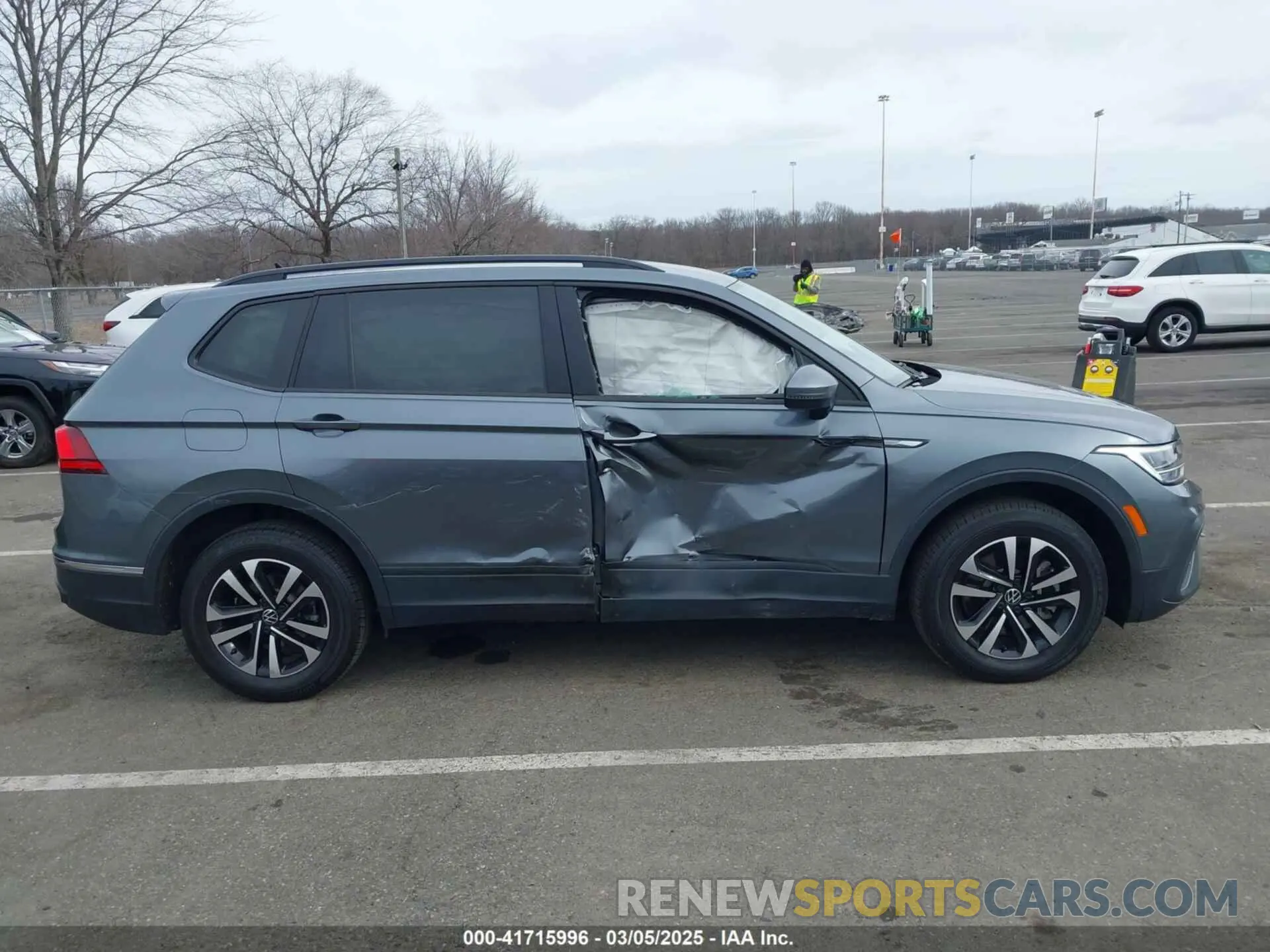 13 Photograph of a damaged car 3VV0B7AX1NM042942 VOLKSWAGEN TIGUAN 2022