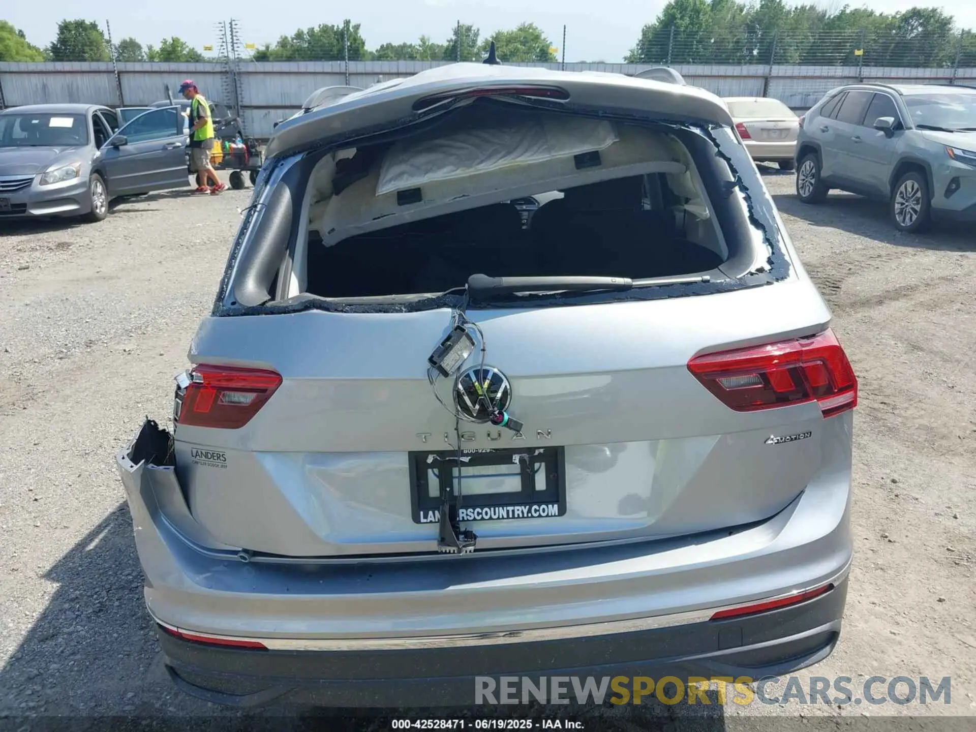 18 Photograph of a damaged car 3VV0B7AXXNM080962 VOLKSWAGEN TIGUAN 2022