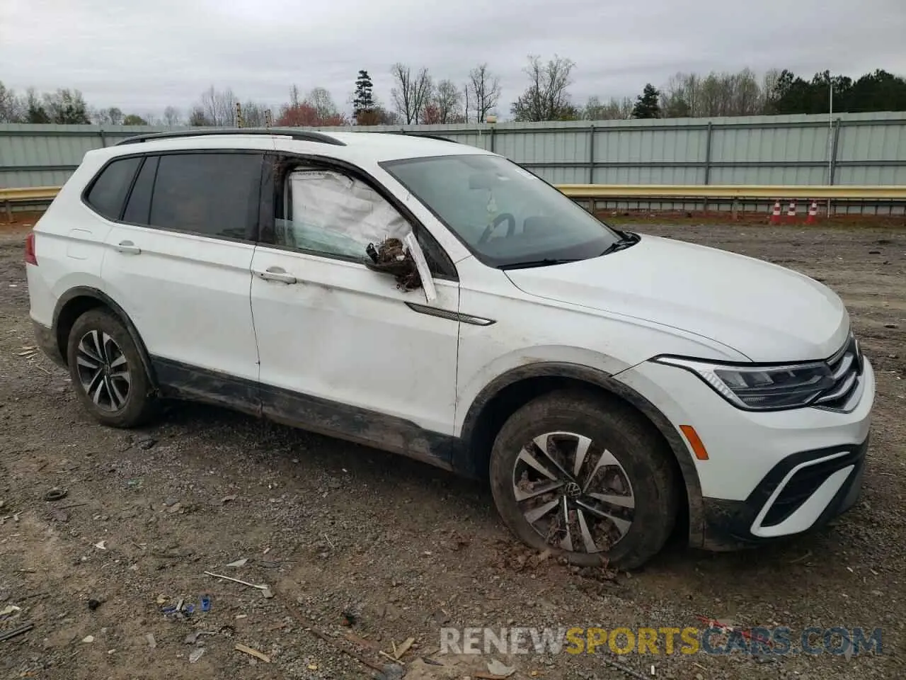 4 Photograph of a damaged car 3VV1B7AX7NM003261 VOLKSWAGEN TIGUAN 2022