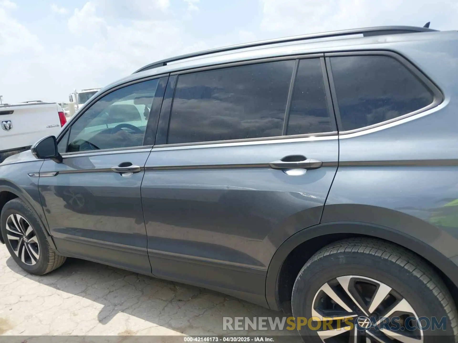 14 Photograph of a damaged car 3VV1B7AX7NM051259 VOLKSWAGEN TIGUAN 2022