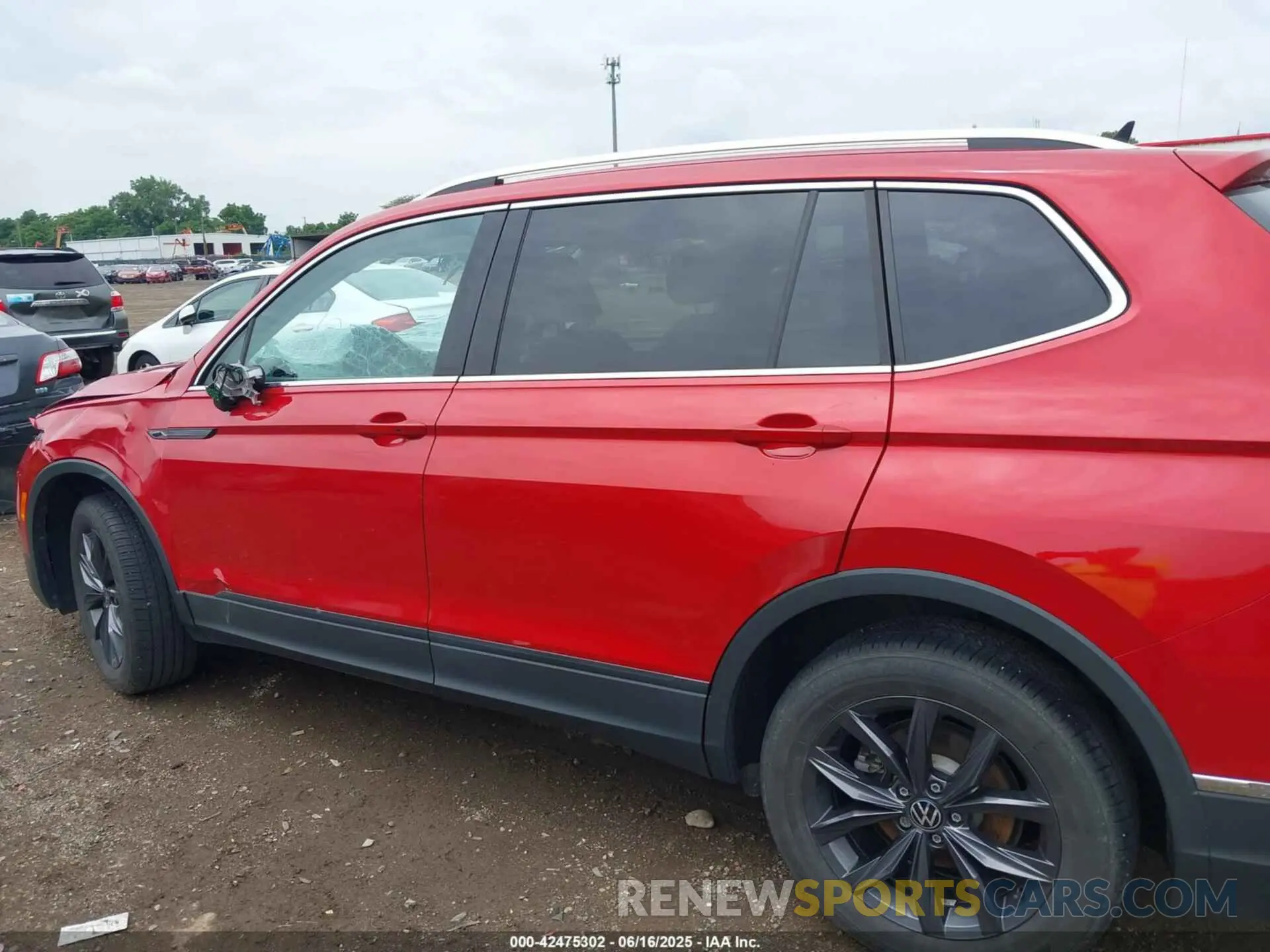 14 Photograph of a damaged car 3VV2B7AX0NM020942 VOLKSWAGEN TIGUAN 2022
