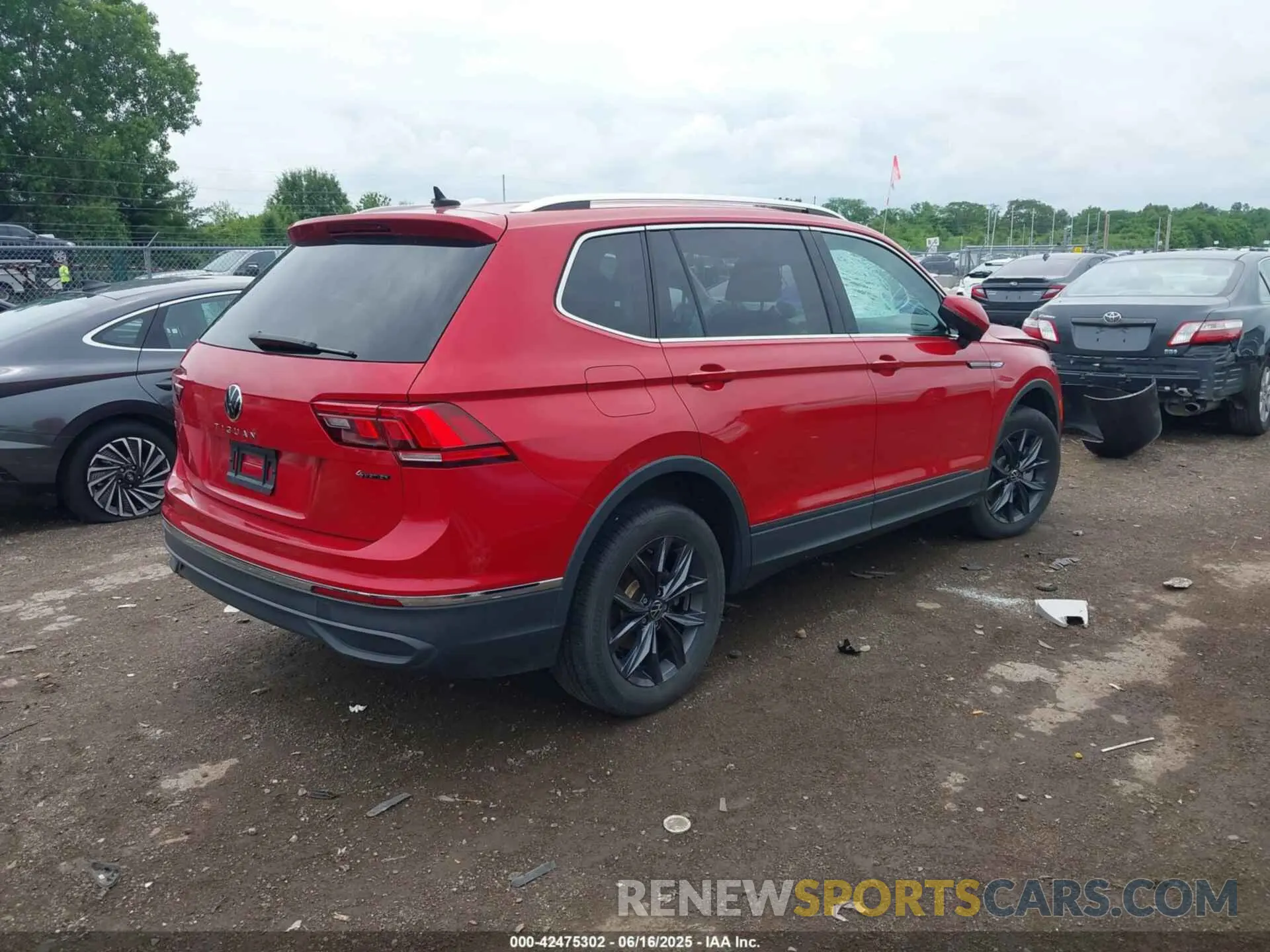 4 Photograph of a damaged car 3VV2B7AX0NM020942 VOLKSWAGEN TIGUAN 2022