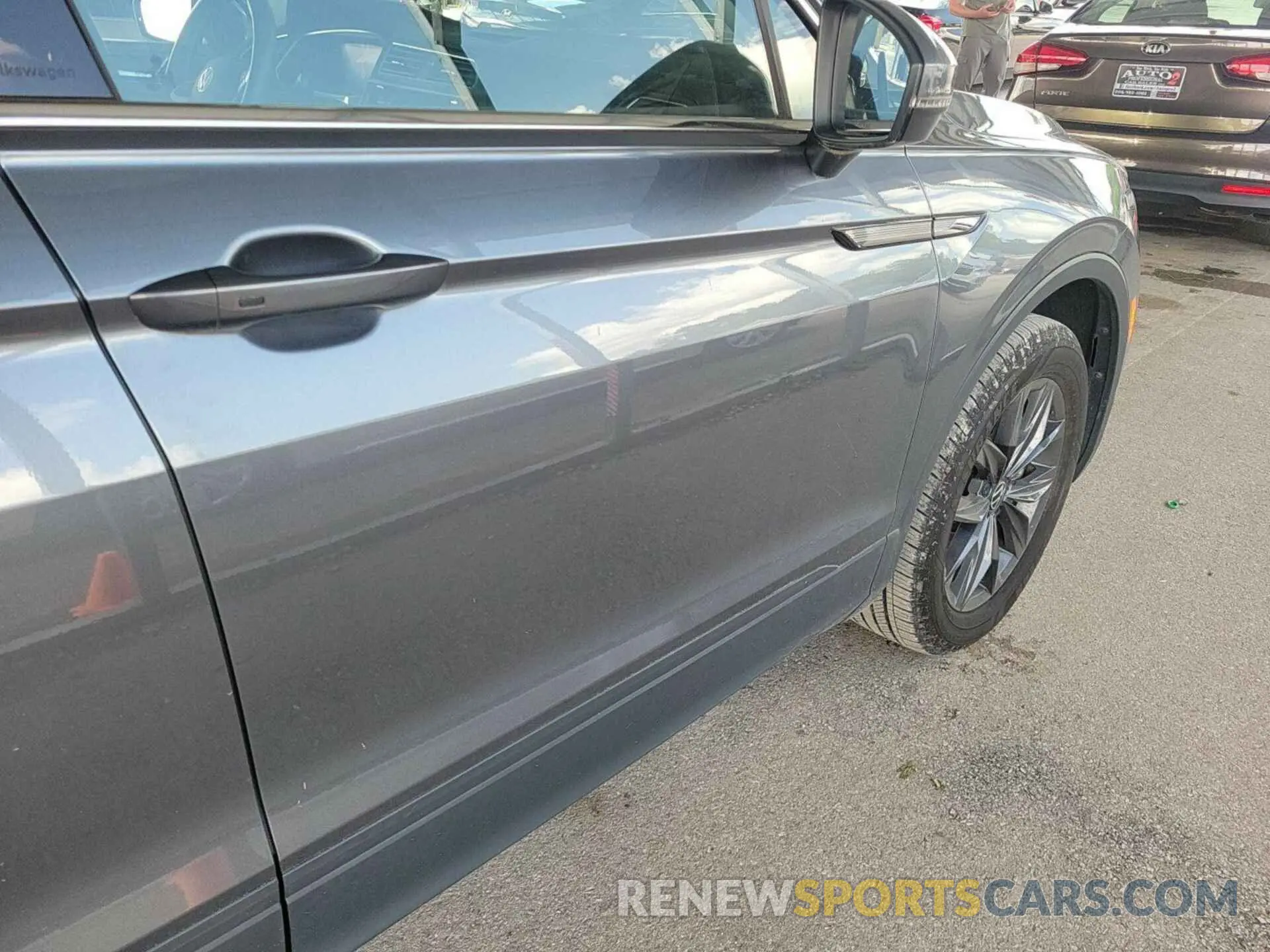 4 Photograph of a damaged car 3VV3B7AX5NM083183 VOLKSWAGEN TIGUAN 2022