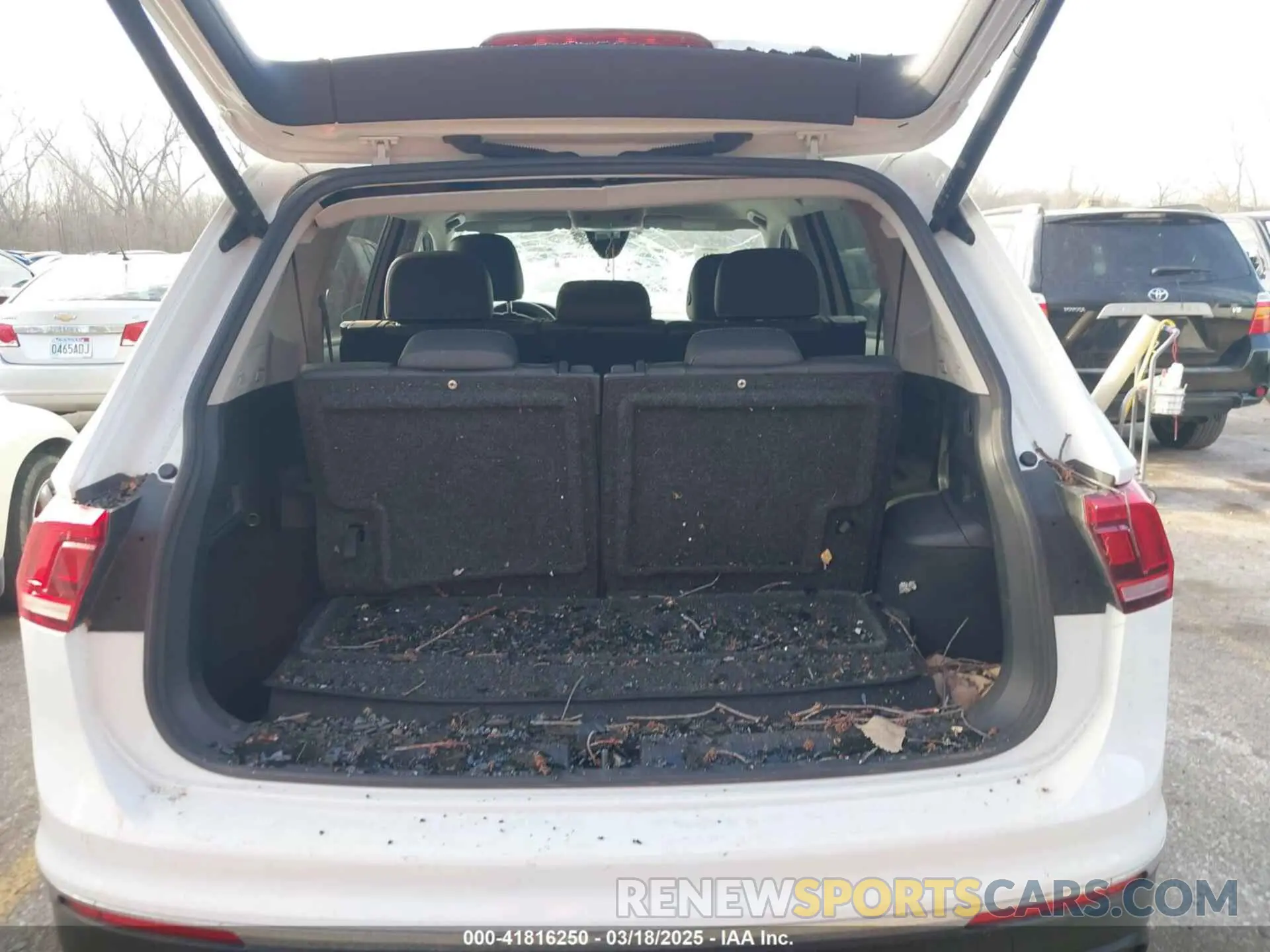 12 Photograph of a damaged car 3VV3B7AX9NM076592 VOLKSWAGEN TIGUAN 2022