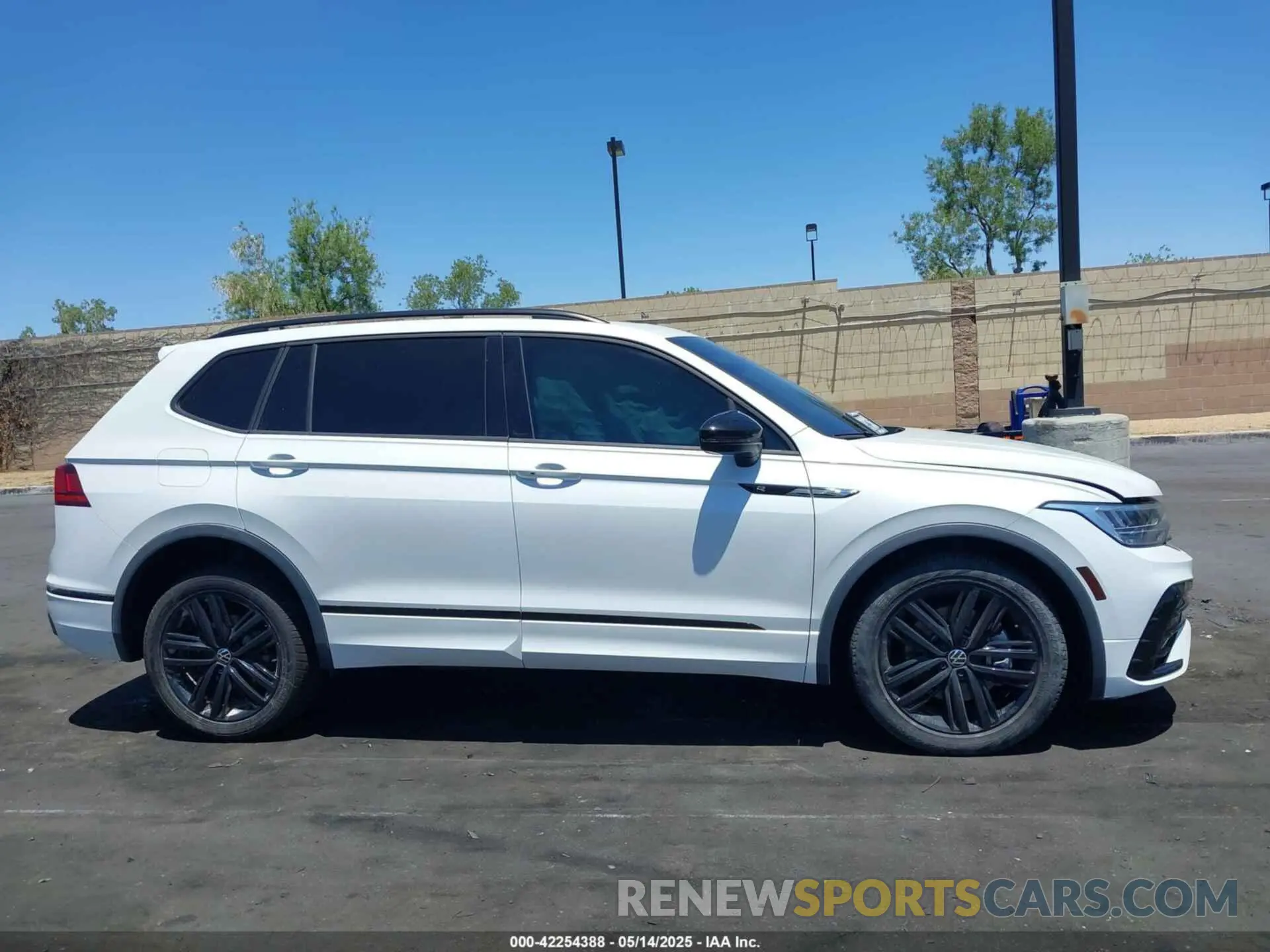 13 Photograph of a damaged car 3VVCB7AX3NM073218 VOLKSWAGEN TIGUAN 2022