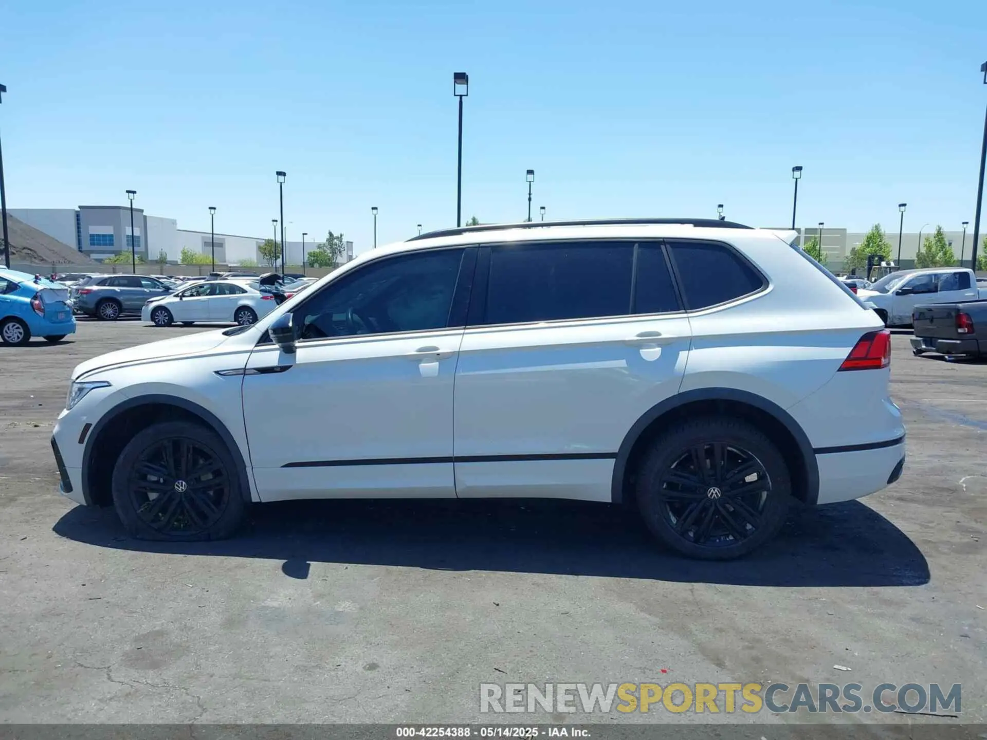 14 Photograph of a damaged car 3VVCB7AX3NM073218 VOLKSWAGEN TIGUAN 2022