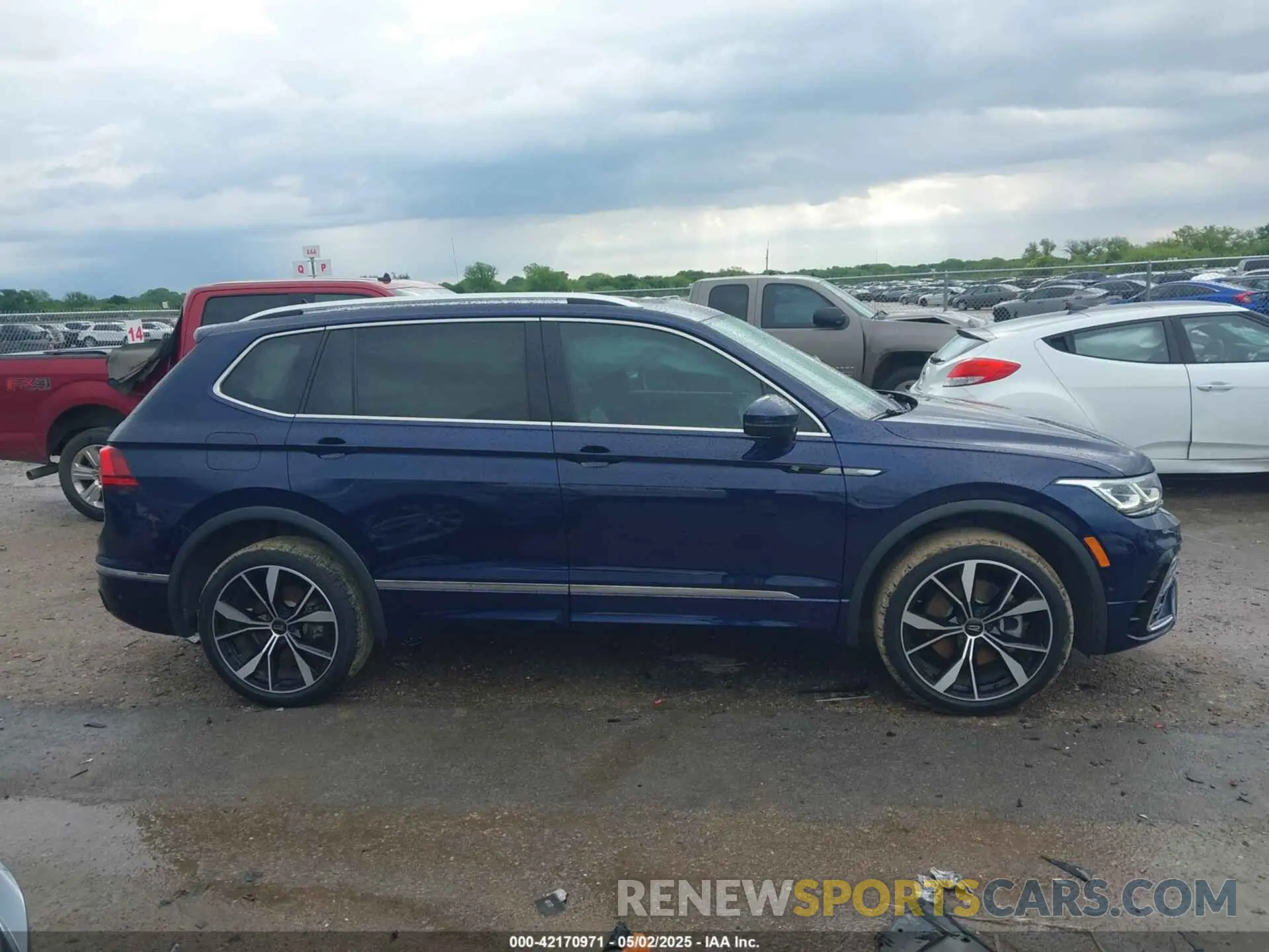 13 Photograph of a damaged car 3VV4B7AX8PM038455 VOLKSWAGEN TIGUAN 2023
