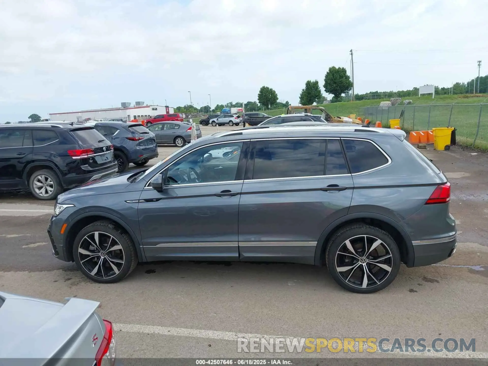 14 Photograph of a damaged car 3VV4B7AXXPM094963 VOLKSWAGEN TIGUAN 2023