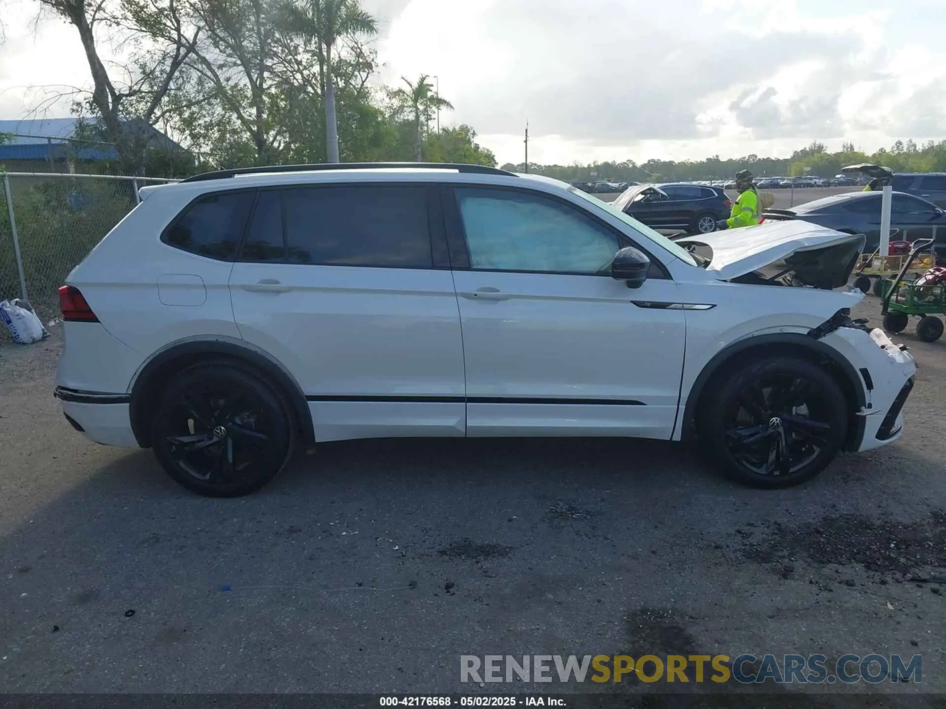 14 Photograph of a damaged car 3VVCB7AX0PM092375 VOLKSWAGEN TIGUAN 2023