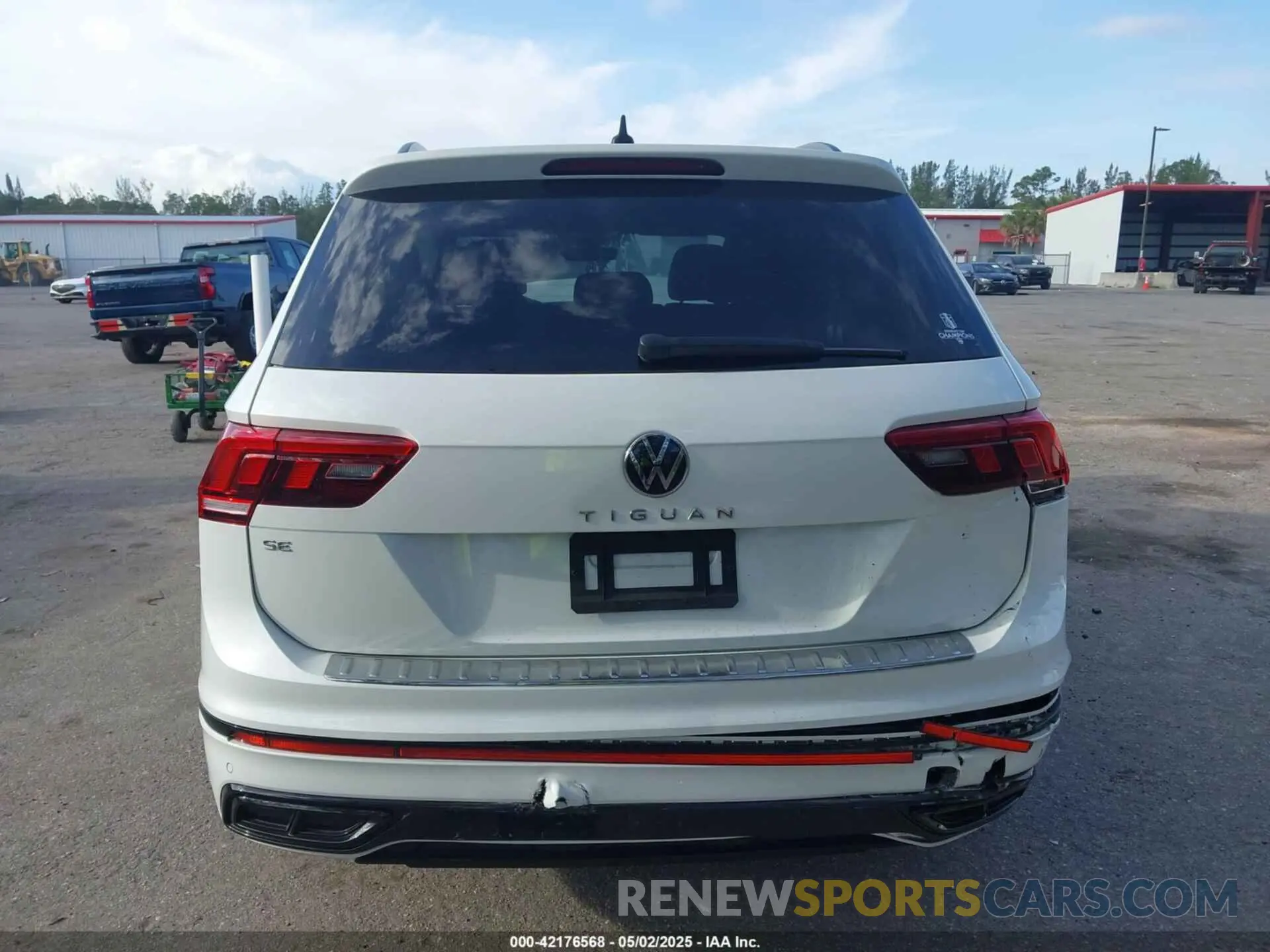 17 Photograph of a damaged car 3VVCB7AX0PM092375 VOLKSWAGEN TIGUAN 2023
