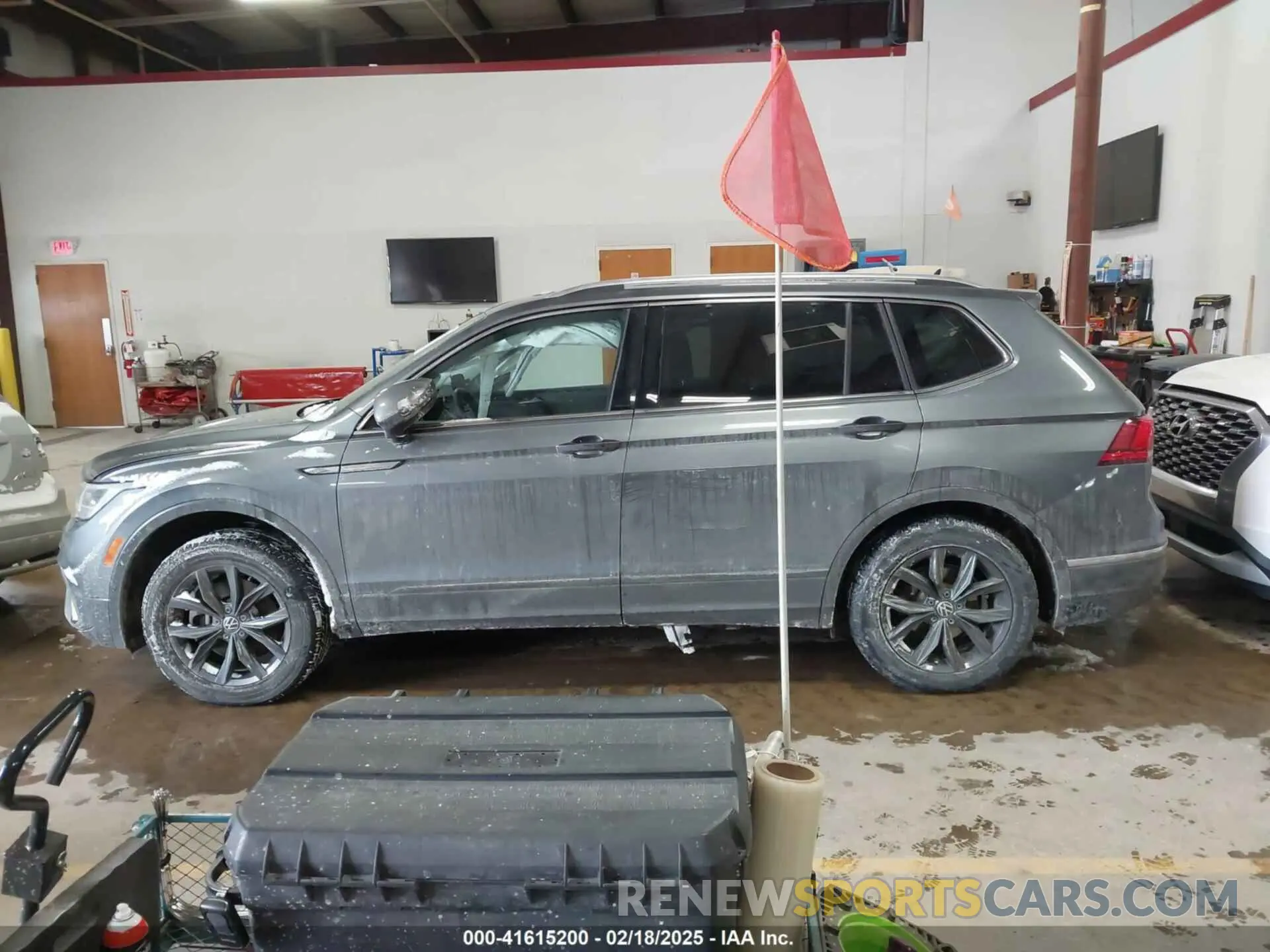 14 Photograph of a damaged car 3VVMB7AX5PM013447 VOLKSWAGEN TIGUAN 2023