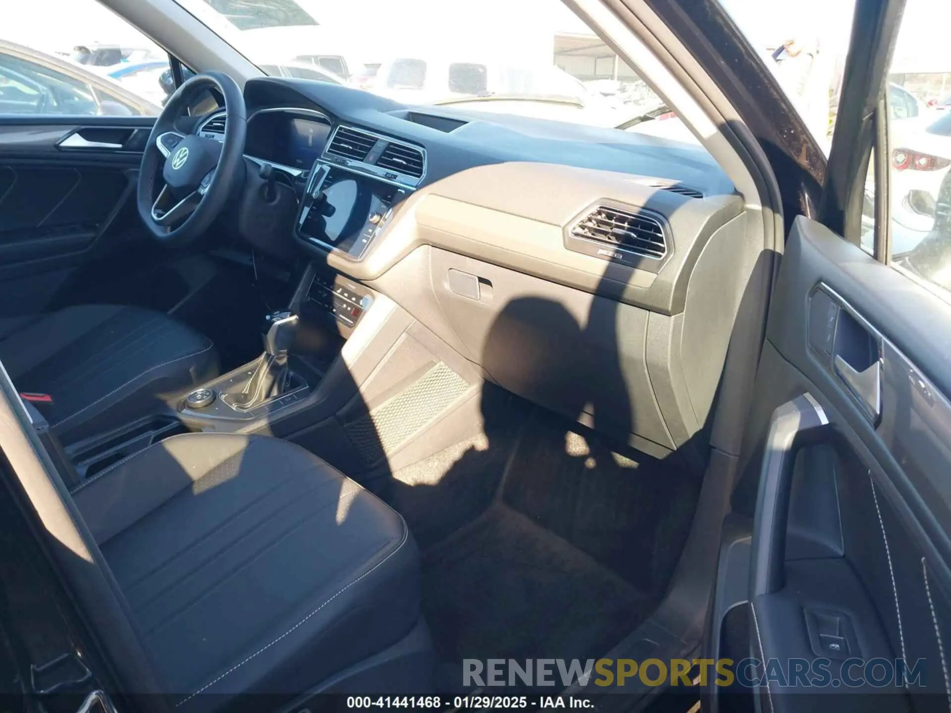 5 Photograph of a damaged car 3VVMB7AX7PM032629 VOLKSWAGEN TIGUAN 2023