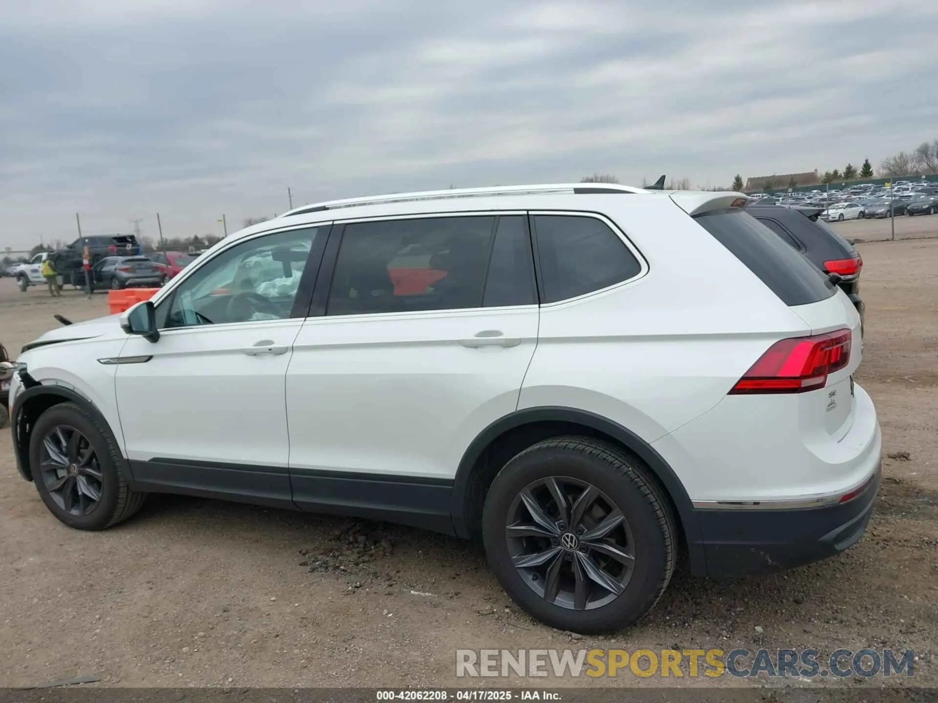 14 Photograph of a damaged car 3VVNB7AX4PM100180 VOLKSWAGEN TIGUAN 2023