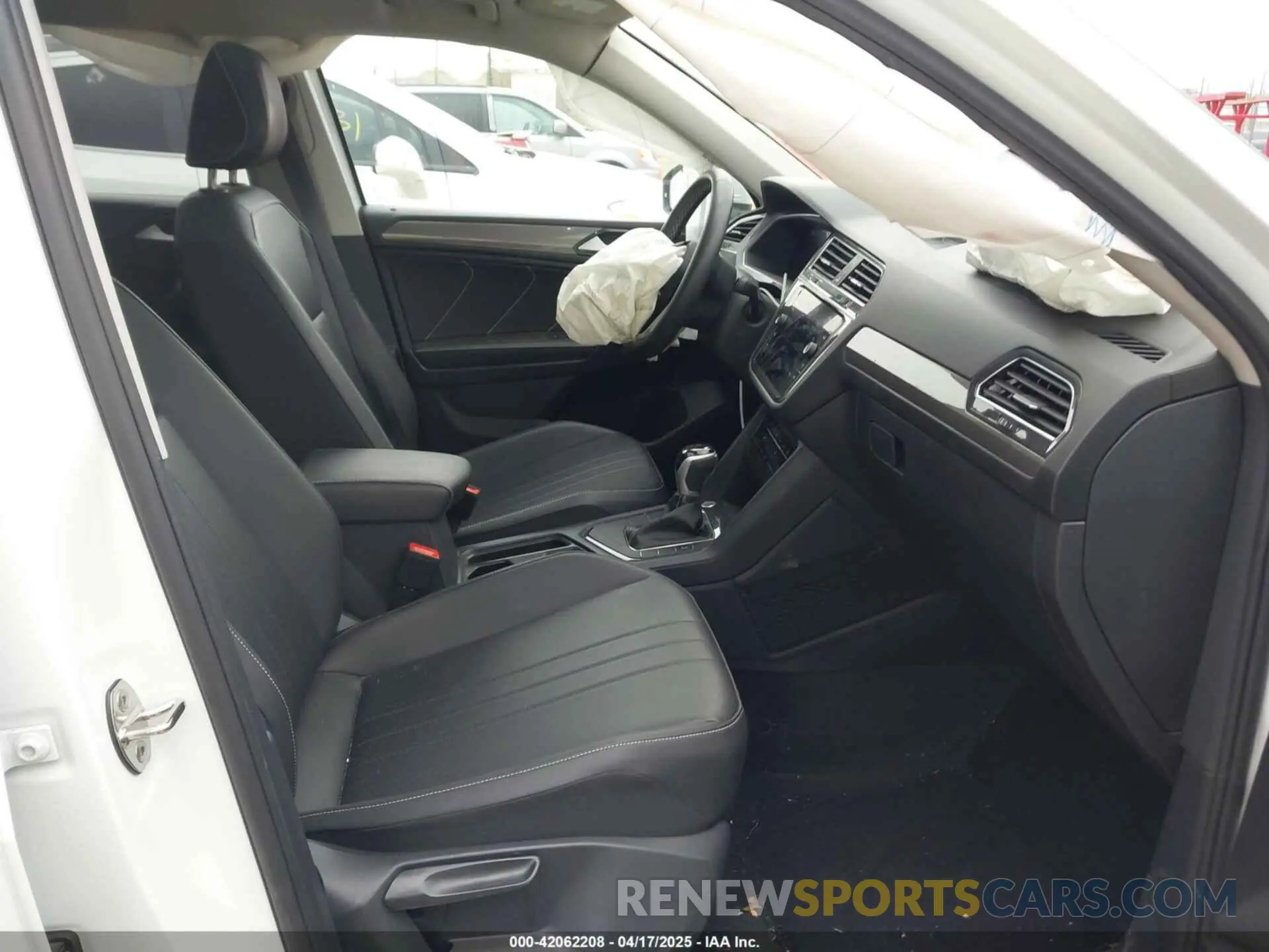 5 Photograph of a damaged car 3VVNB7AX4PM100180 VOLKSWAGEN TIGUAN 2023
