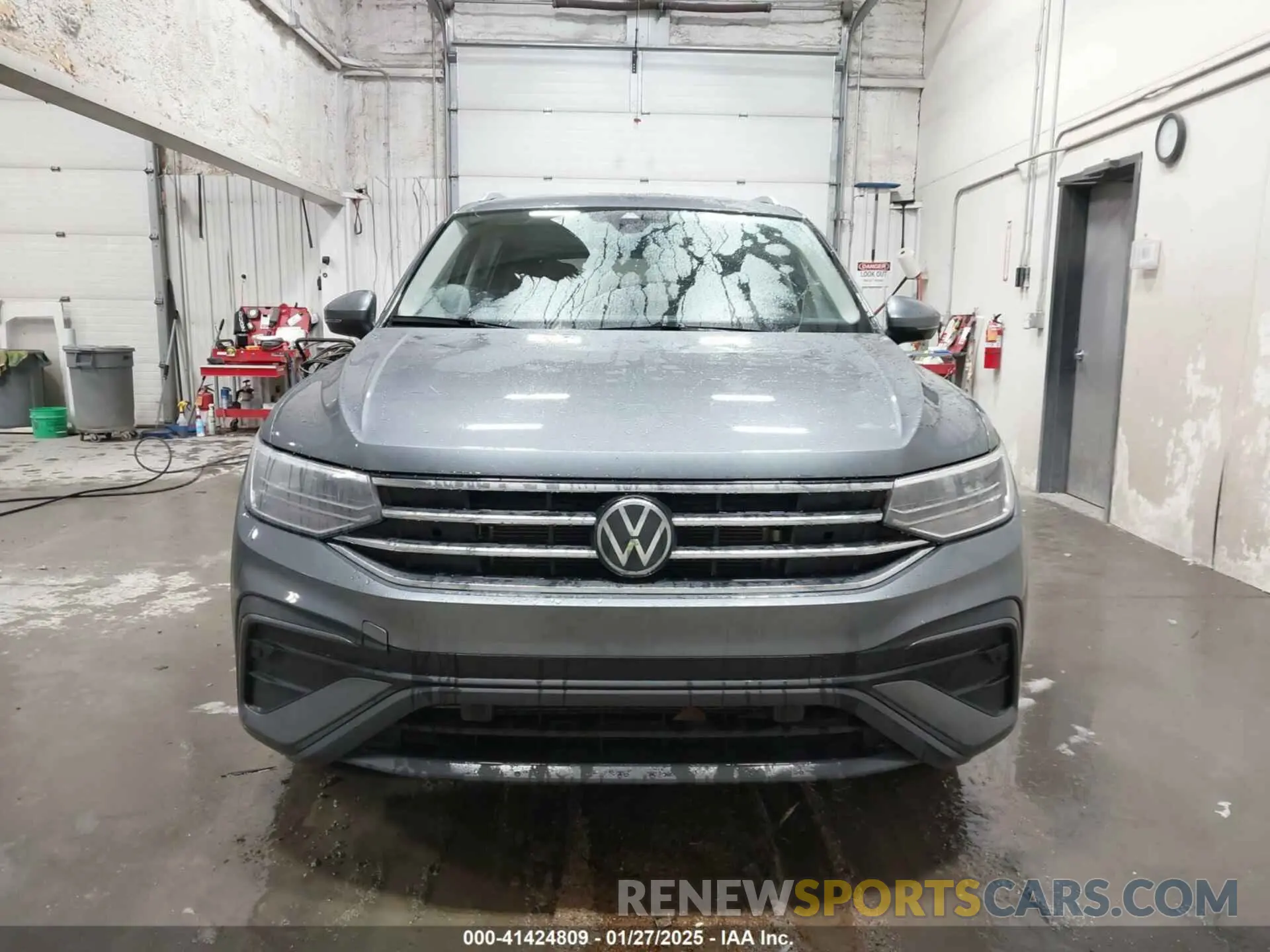 13 Photograph of a damaged car 3VV2B7AX1RM108520 VOLKSWAGEN TIGUAN 2024